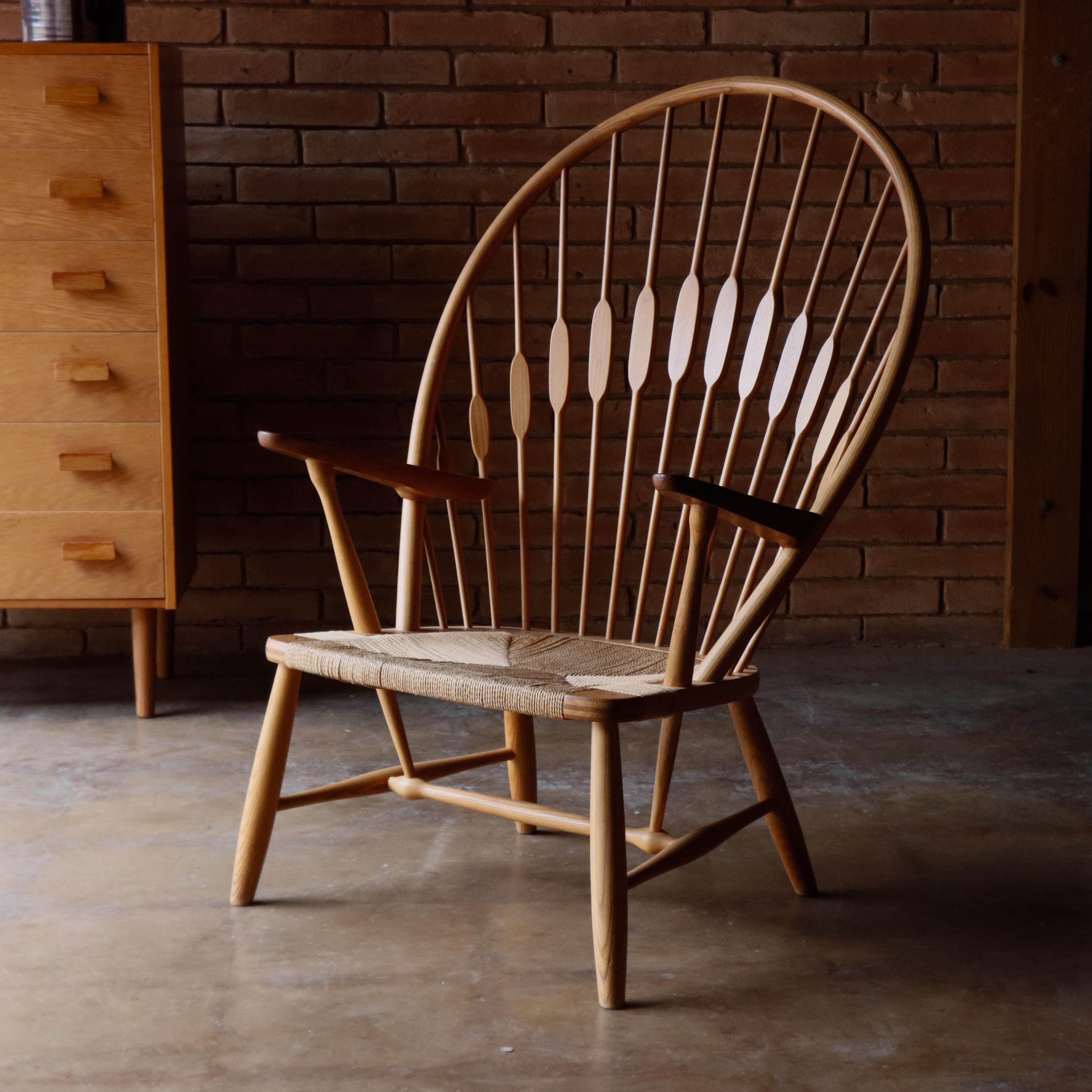  Hans J. Wegner Peacock Chair, a true testament to Danish craftsmanship and mid-century modern elegance. Designed in 1947 for Johannes Hansen, this sculptural lounge chair showcases Wegner’s genius in blending form and function.

Handcrafted from