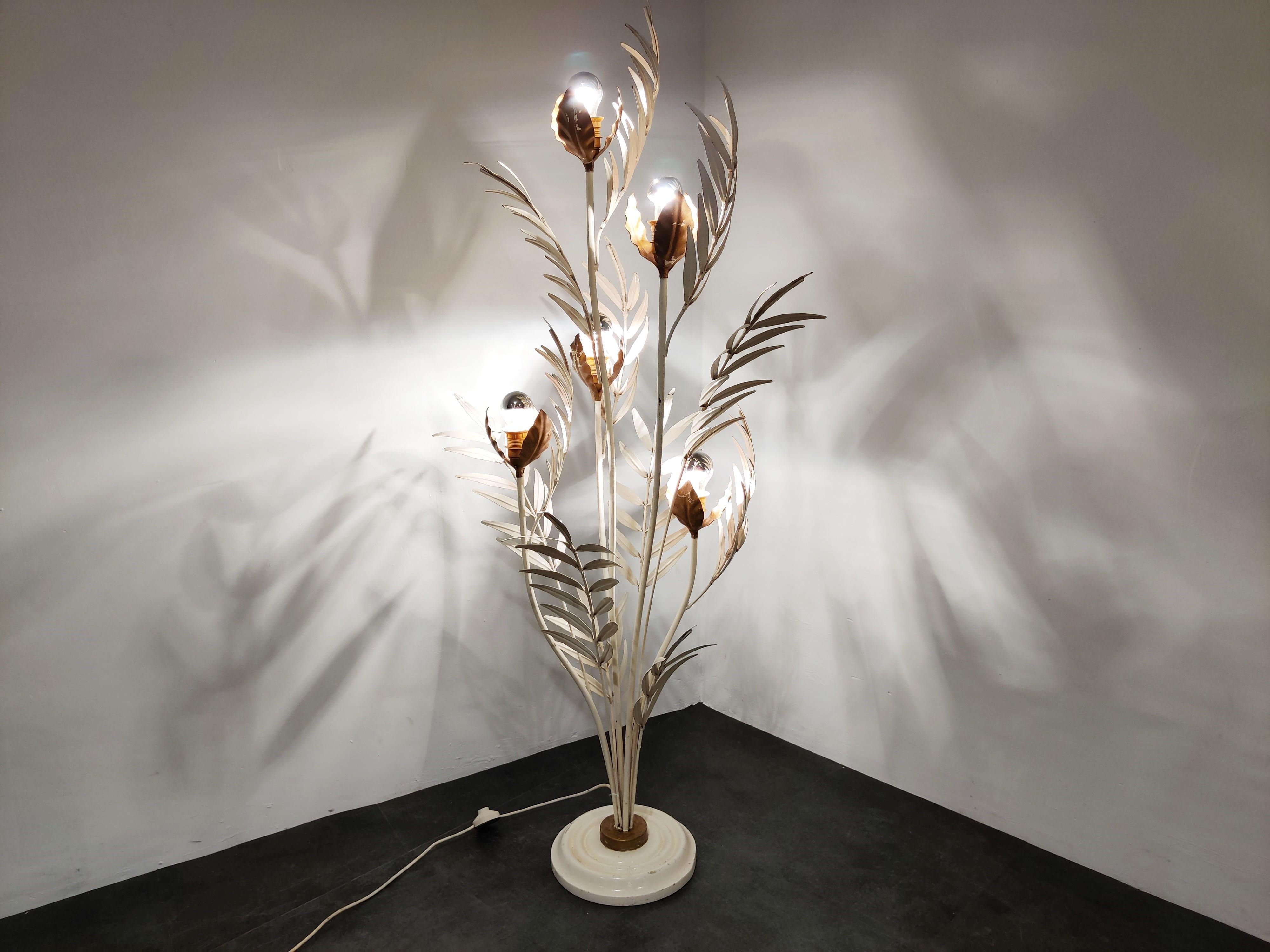 Midcentury flower floor lamp by Hans Kögl.

The lamp consists of gold colored metal and metal and white enameled flowers/leafs

The floor lamp emits an amazing light.

Very good condition.

Comes with a foot switch.

Tested and ready to