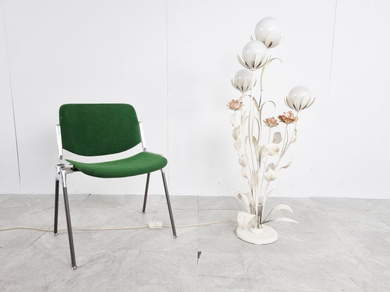 Mid century flower floor lamp by Hans Kögl.

The lamp consists of nicely sculpted painted flowers and 4 glass globes.

The floor lamp emits a soft warm light, and is dimmable.

Tested and ready to use with regular E14 light bulbs.

Good