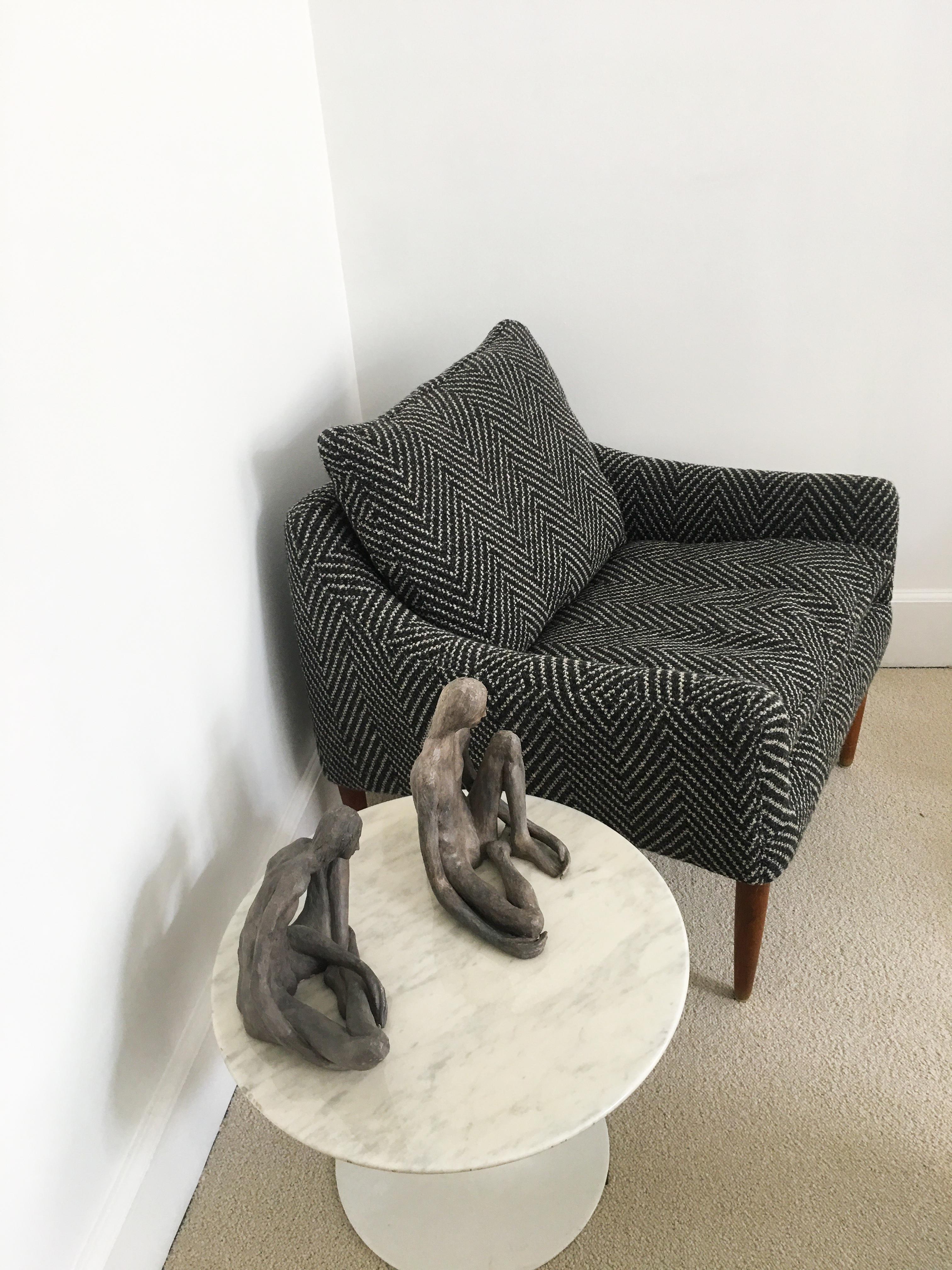 Loungesessel mit niedriger Rückenlehne aus schwarzer und weißer Wolle, entworfen von Hans Olsen für CS Møbler im Jahr 1958. Die Beine aus Palisanderholz und der vielseitige Wollstoff in klassischem schwarz-weißem Chevron heben diesen Stuhl von den