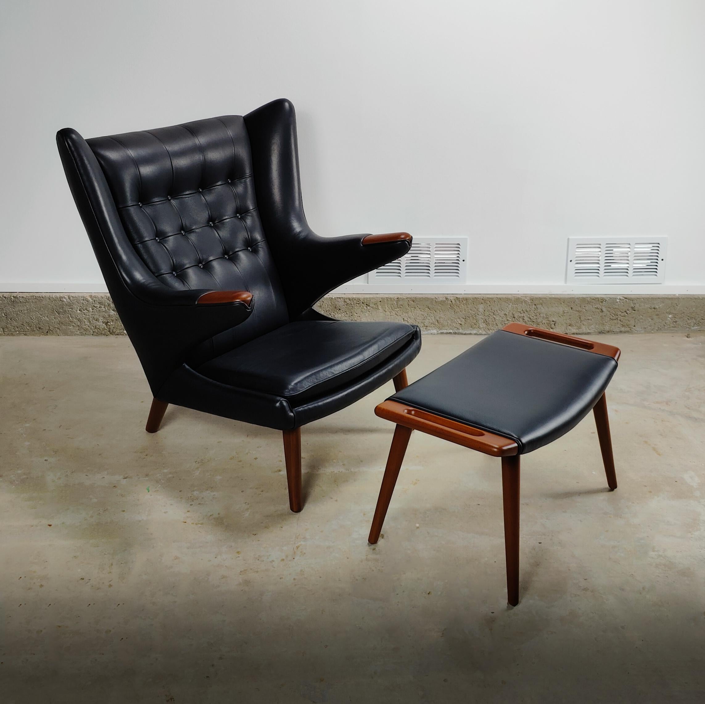 Laissez-vous séduire par l'attrait classique et intemporel du design moderne du milieu du siècle avec cette authentique chaise et cet ottoman Papa Bear de Hans Wegner. Les deux pièces ont été fabriquées par la célèbre société A.P. Volé dans les