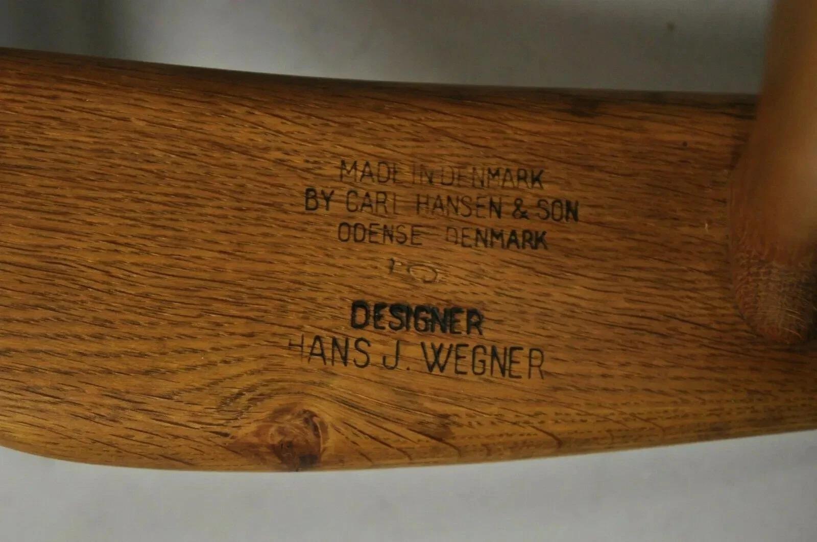 Vintage Hans Wegner CH22 Carl Hansen & Son Sillas de salón de roble MCM - un par siglo XX en venta