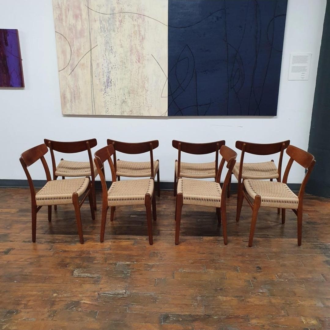 Magnifiques chaises d'appoint en chêne et teck modèle CH23 pour Carl Hansen & Son par Hans Wegner. ce design intemporel est l'un des modèles les plus connus de chaises de salle à manger. elles présentent des châssis en chêne avec des dossiers en