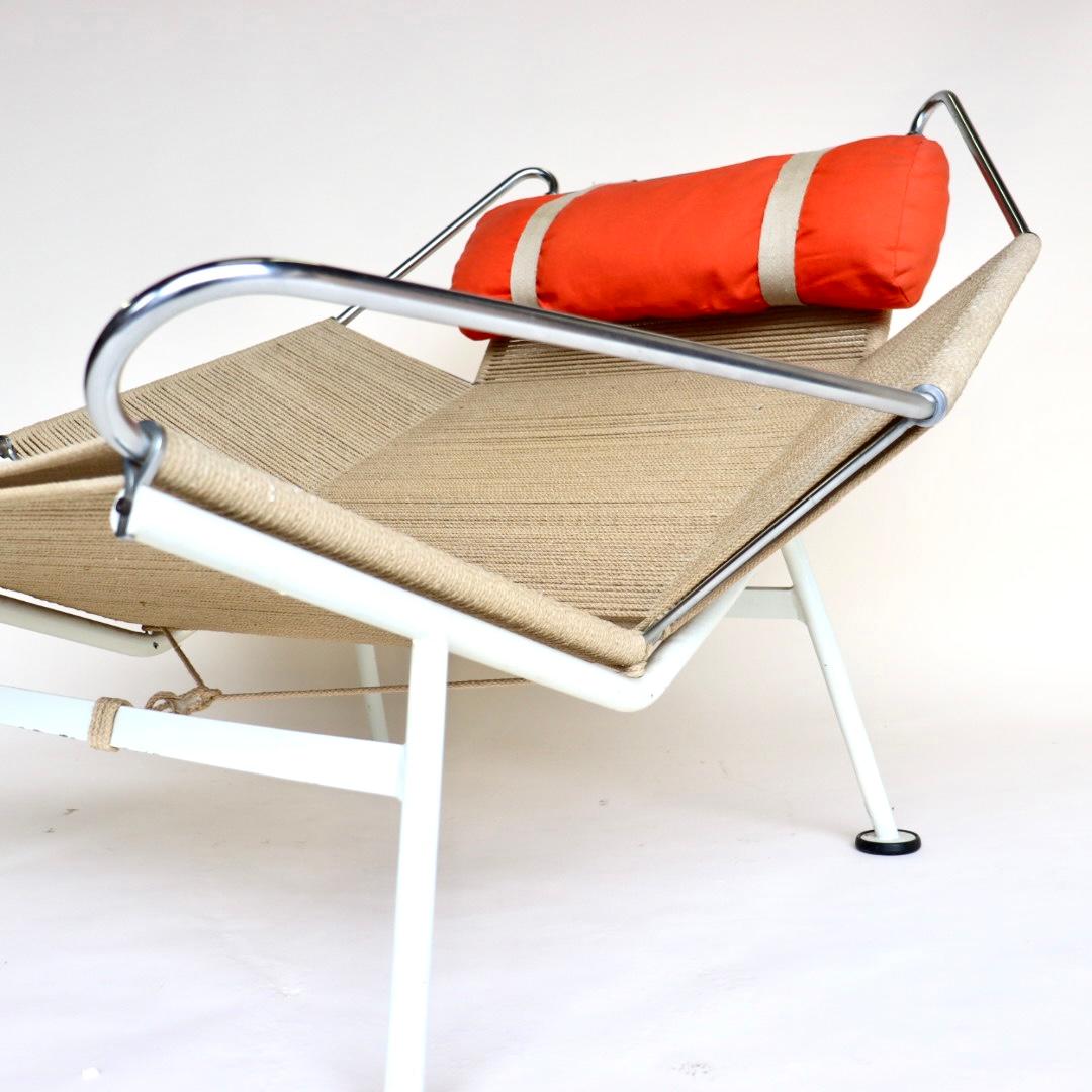 Hans Wegner fauteuil vintage à dos de drapeau en peau de mouton 3