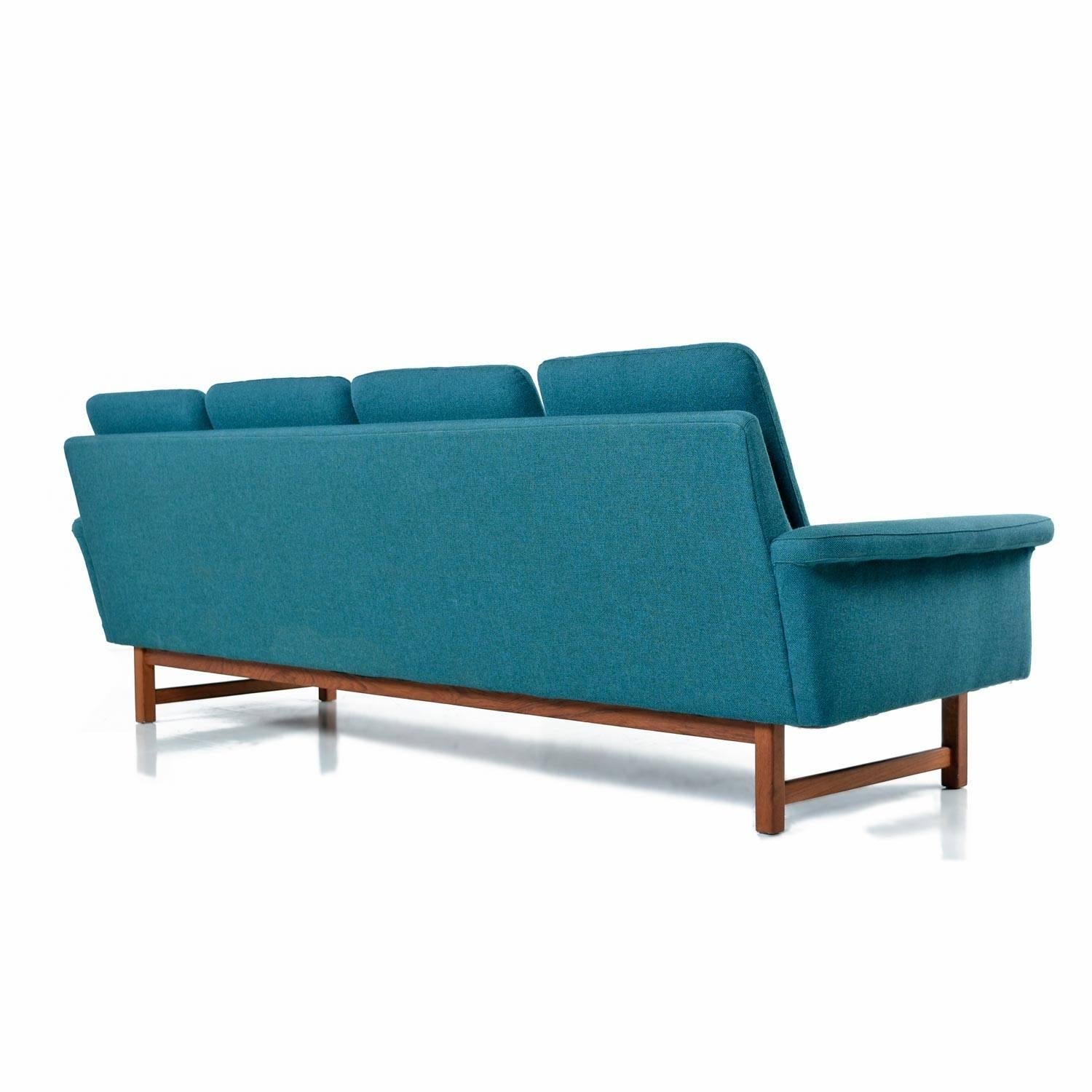 Vintage Hans Wegner Folke Ohlsson & Fritz Hansen Style Danish Modern Sofa Couch In Excellent Condition In Chattanooga, TN