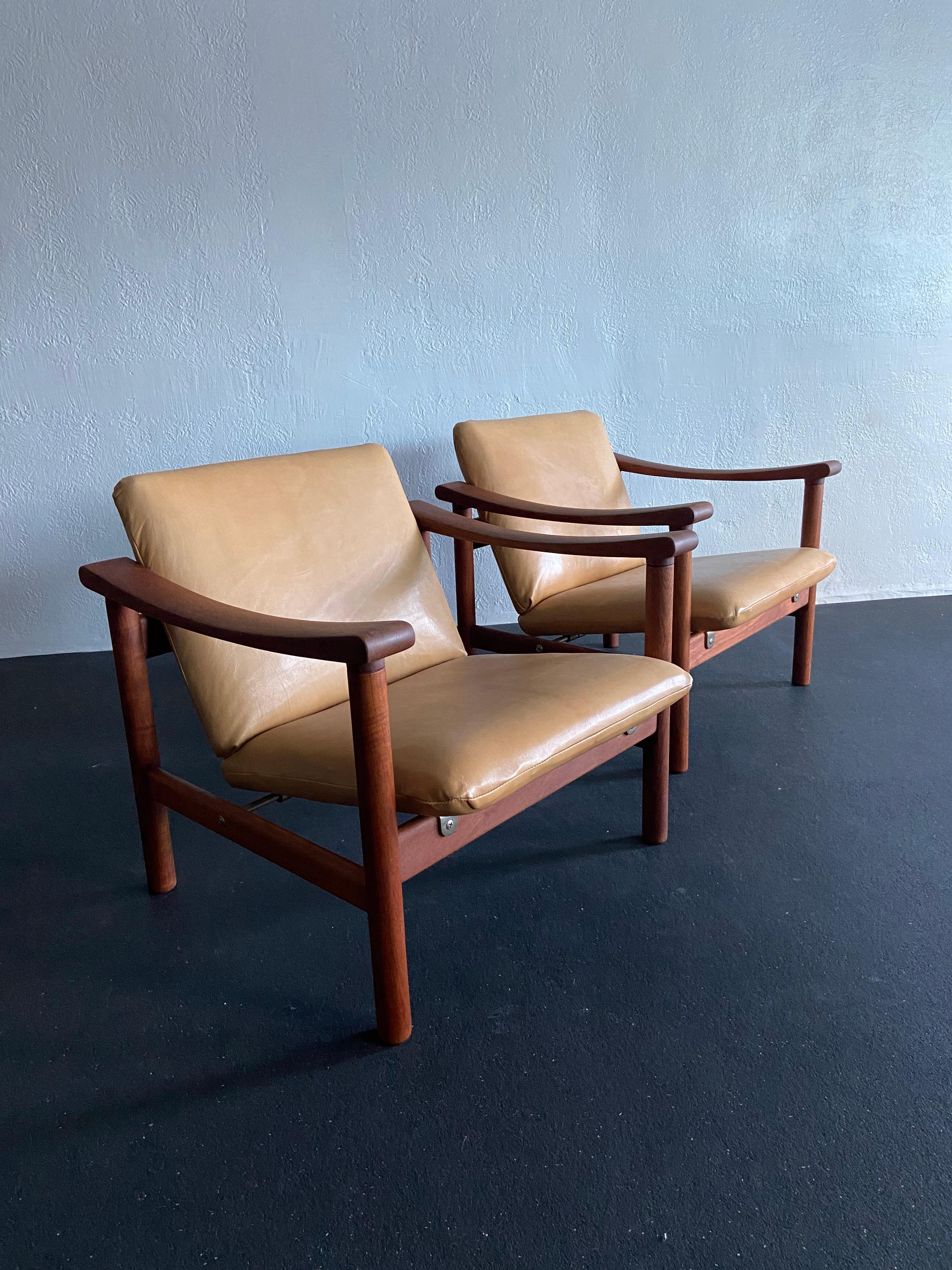 Hans Wegner for Getama Leather Lounge Chairs - a Pair For Sale 2