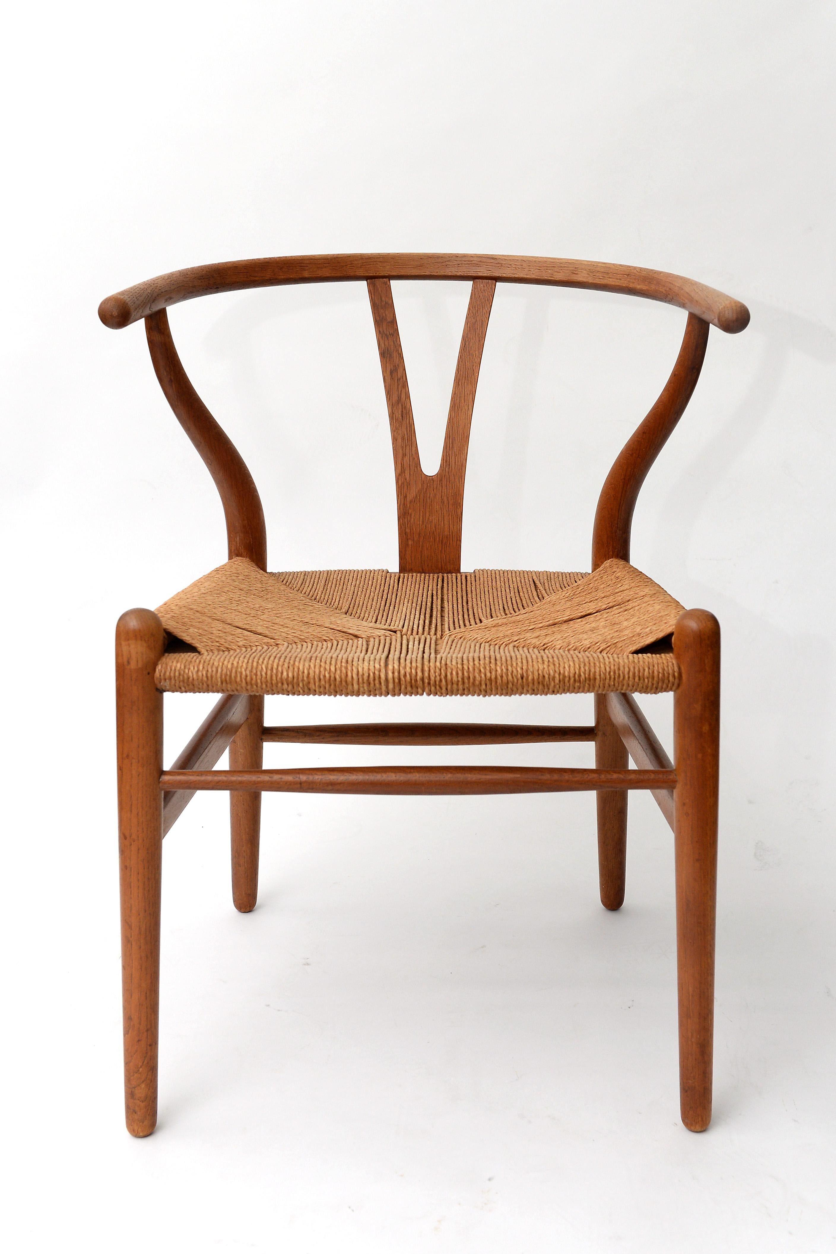 Beautiful set containing a Mid-Century Modern wishbone chair by Hans Wegner for Carl Hansen & Søn and a Jorgen Baekmark stool.

The two pieces have a similar design and are made of the same materials. They maych perfectly and create a fine looking