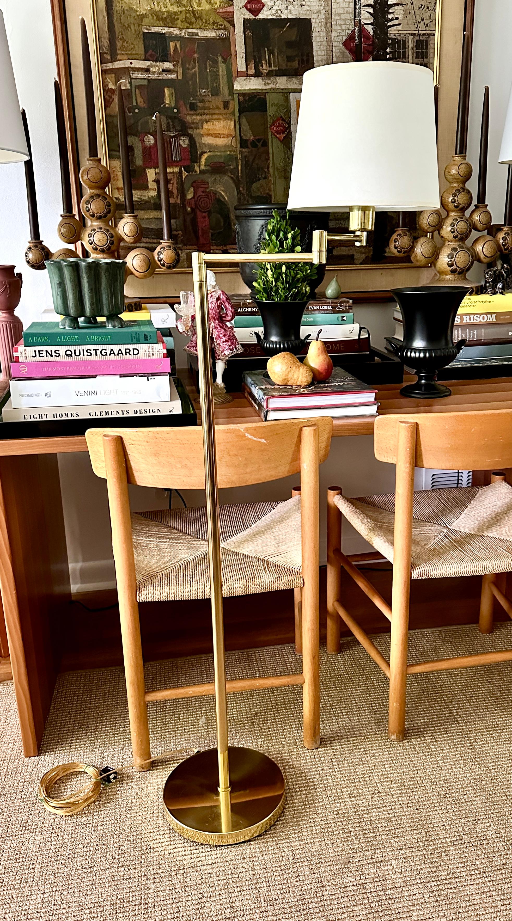 Lámpara de pie de latón lacado vintage con brazo giratorio, diseñada por Stewart Ross James para Hansen Lamps, con sede en Nueva York. James empezó a trabajar para Hansen en 1957. Hansen Lamps era propiedad de George W. Hansen, que inventó la