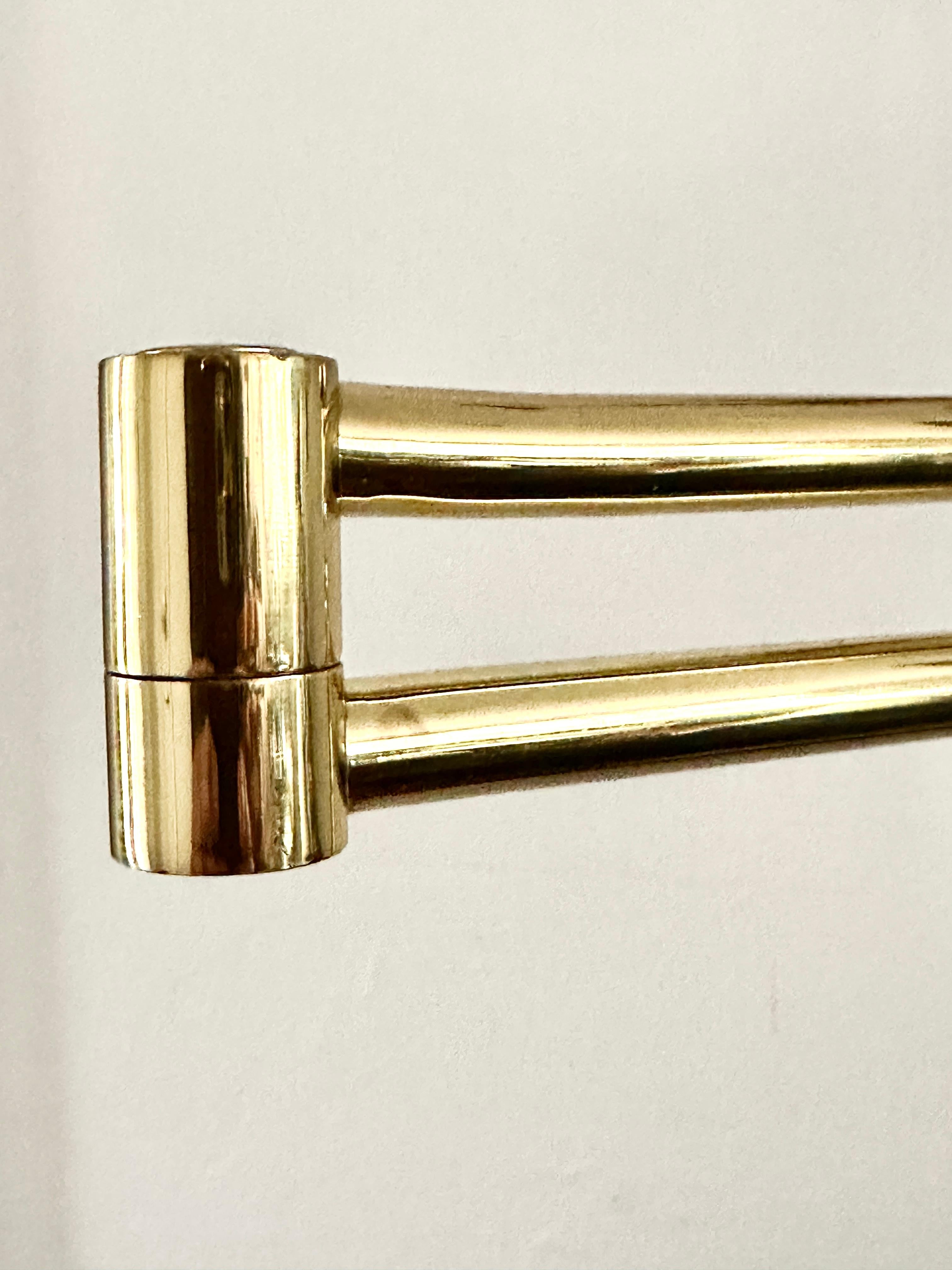 Lámparas Hansen Vintage Lámpara de pie de brazo giratorio de latón lacado Latón en venta