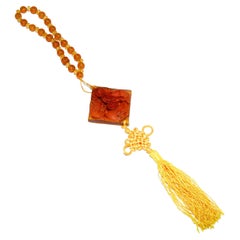 Vieille amulette chinoise en pierre dure avec poisson Koi:: ambre et soie jaune