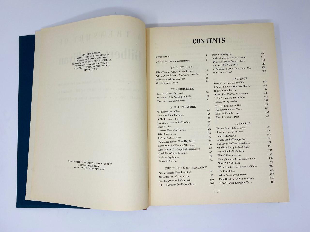 Fait main Livre à couverture rigide vintage : un trésor de Gilbert &amp;amp; Sullivan 1941 en vente