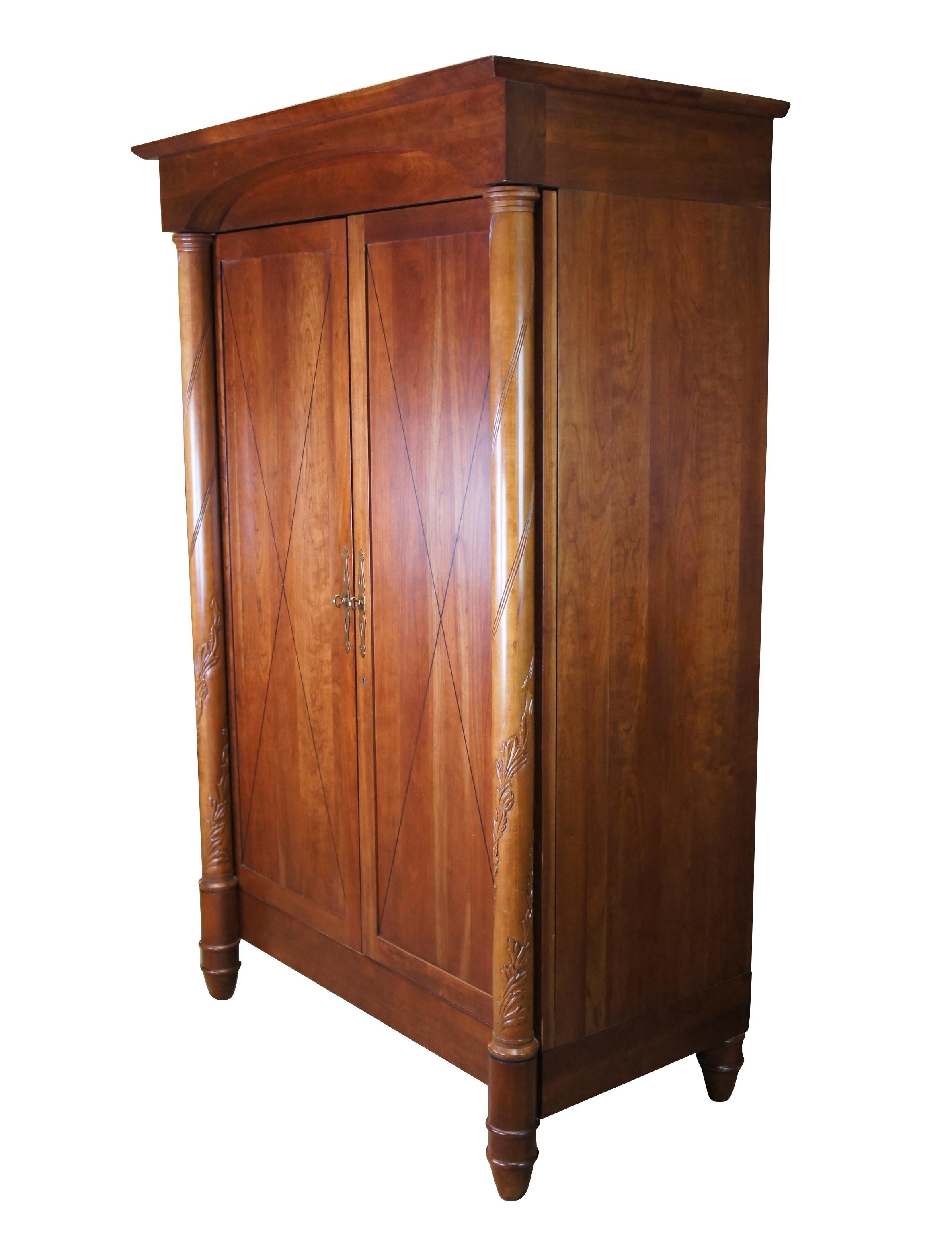 Néoclassique Armoire néoclassique italienne vintage Harden en cerisier massif pressé en lin