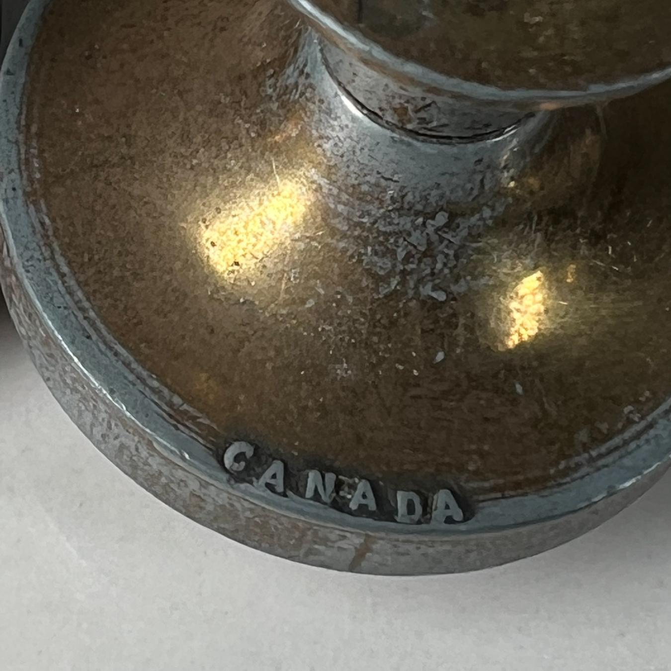 Canadien Ensemble de 2 poignées de tiroir vintage en laiton avec inserts en bois, Canada en vente