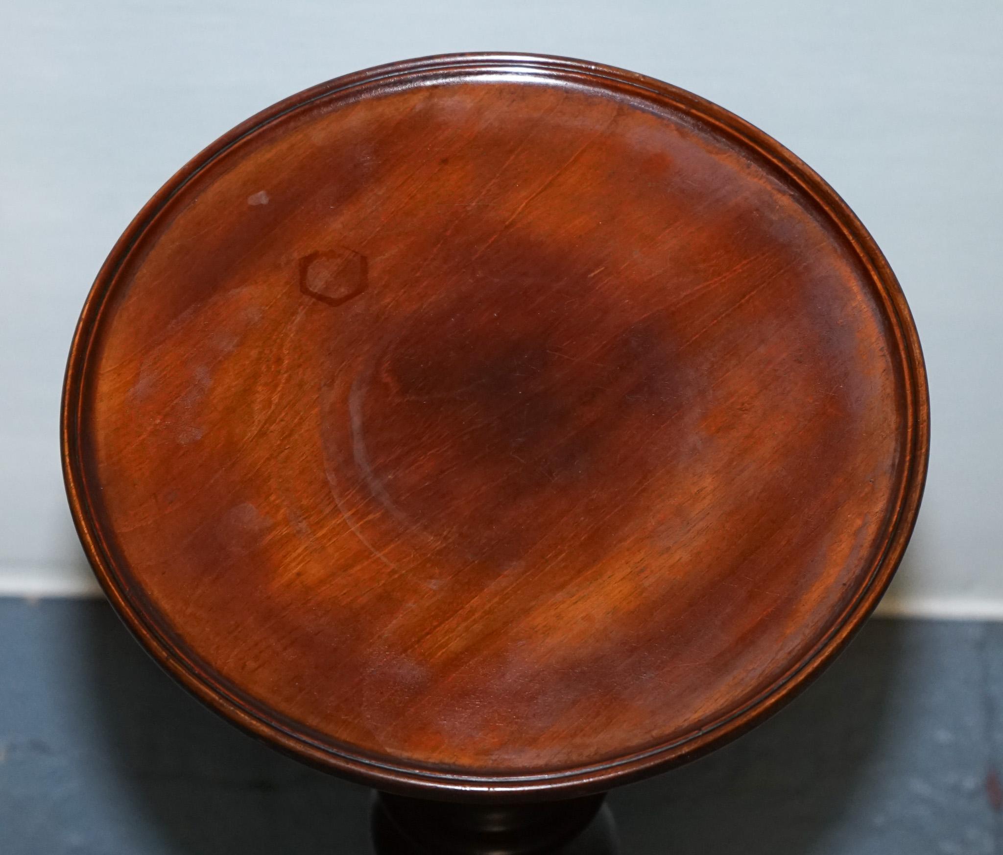
Antiquariato di Londra



Un affascinante piedistallo d'epoca in legno duro con una colonna a torsione d'orzo splendidamente intagliata e una base a treppiede. Il piano rotondo ha un bordo sagomato in rilievo che lo rende ideale come supporto per