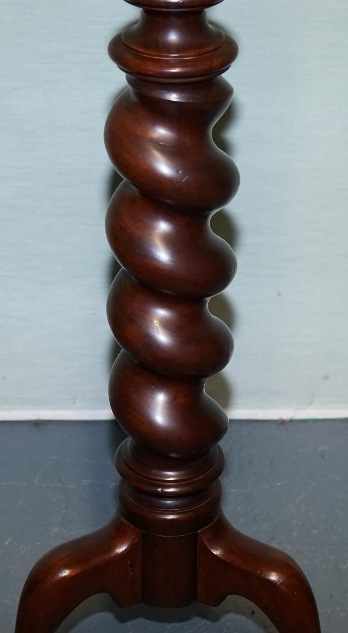 Fatto a mano TAVOLO D'EPOCA IN LEGNO DURO BARLEY TWIST PEDESTAL PLANT STAND SiDE in vendita