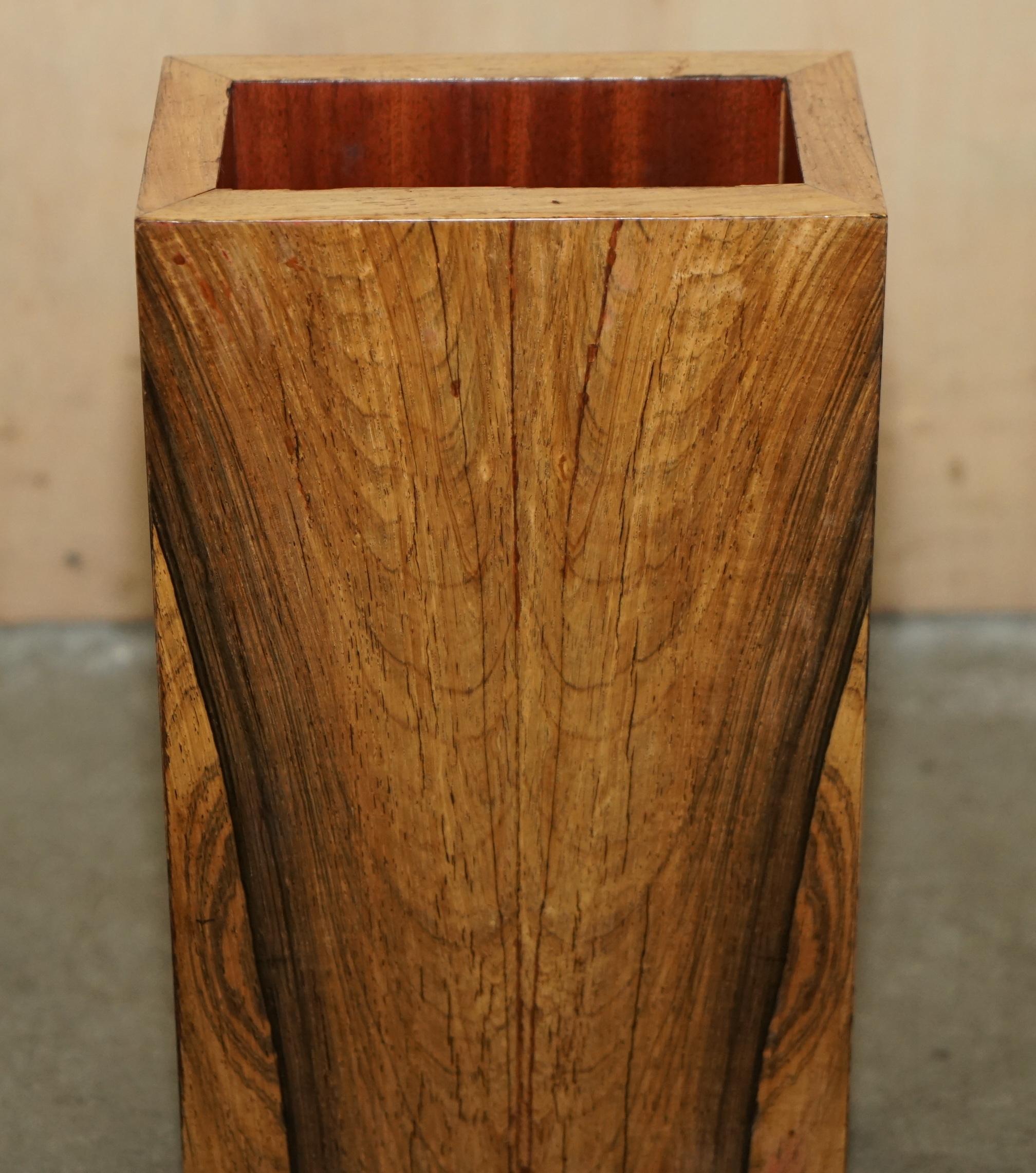 cubo de basura o jarrón pequeño de época acabado en madera super decorativo Inglés en venta