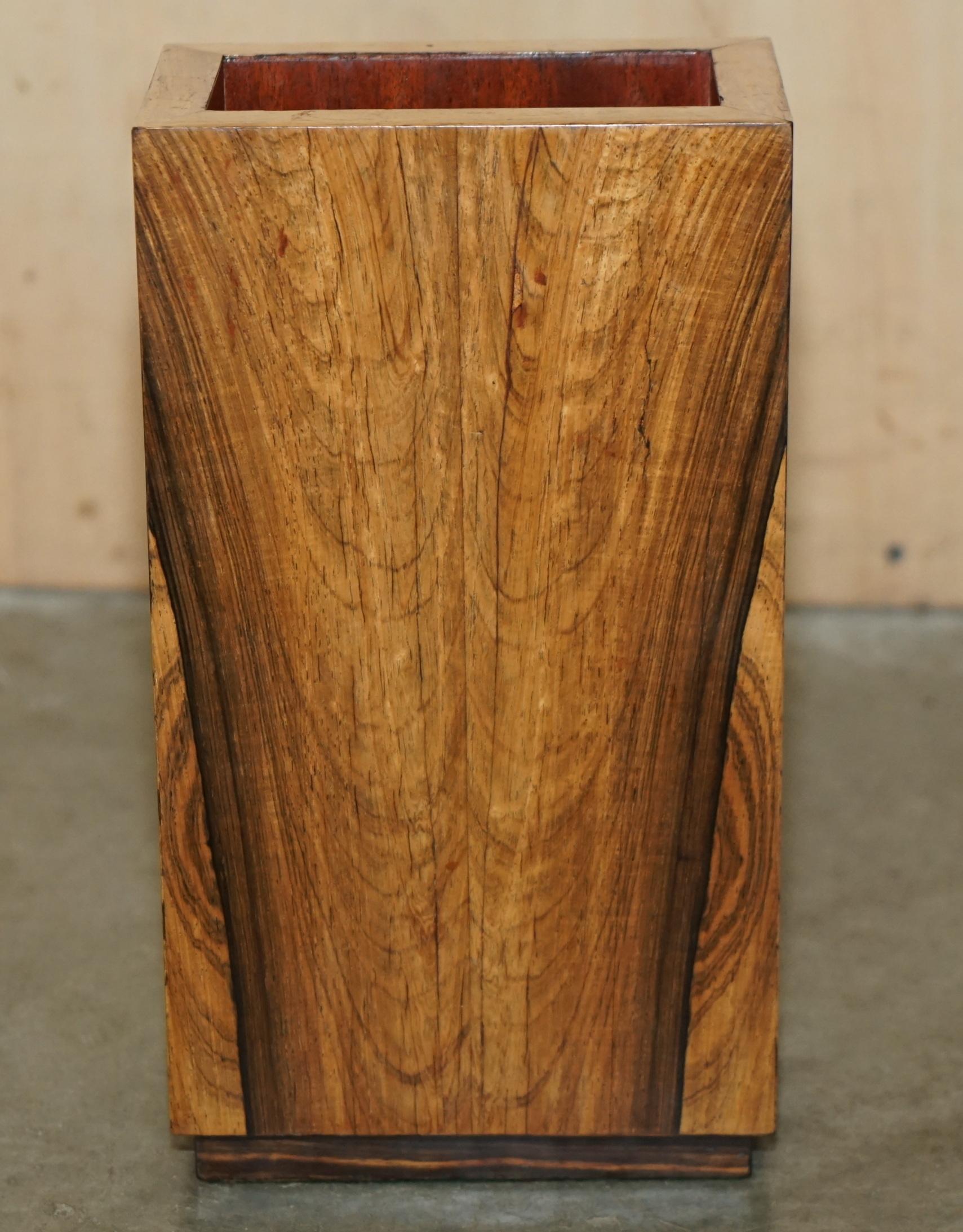 cubo de basura o jarrón pequeño de época acabado en madera super decorativo siglo XX en venta