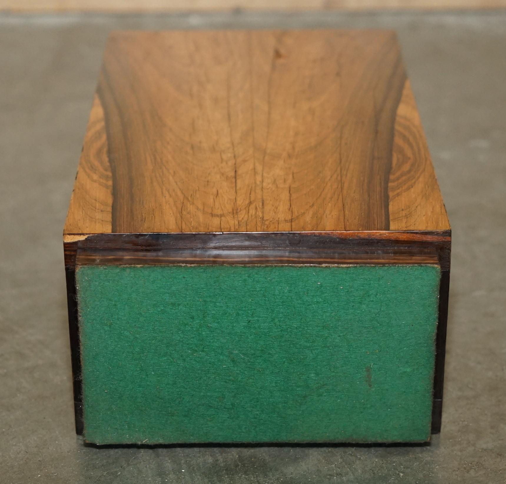 cubo de basura o jarrón pequeño de época acabado en madera super decorativo Madera dura en venta