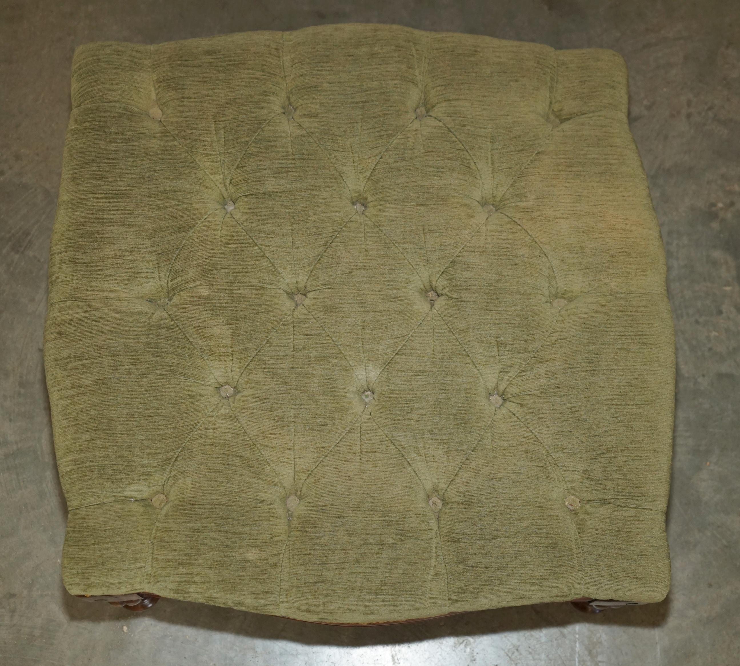 Chesterfield ViNTAGE STRUTTURA IN LEGNO DURO CON TELAIO VERDE VELOUR CHESTERFIELD TESSUTO GRANDI PIEDI OTTOMANO in vendita