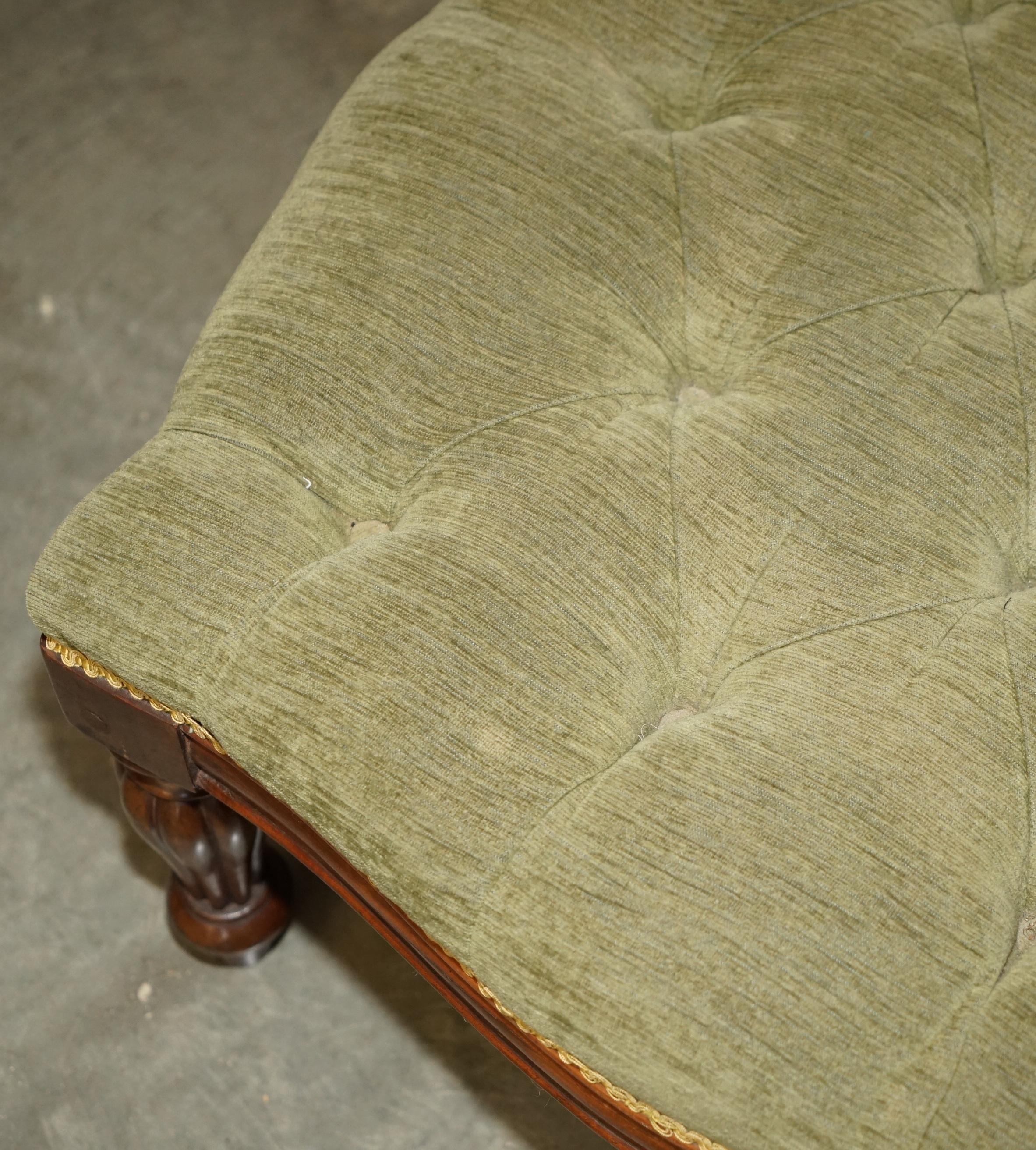 Inglese ViNTAGE STRUTTURA IN LEGNO DURO CON TELAIO VERDE VELOUR CHESTERFIELD TESSUTO GRANDI PIEDI OTTOMANO in vendita