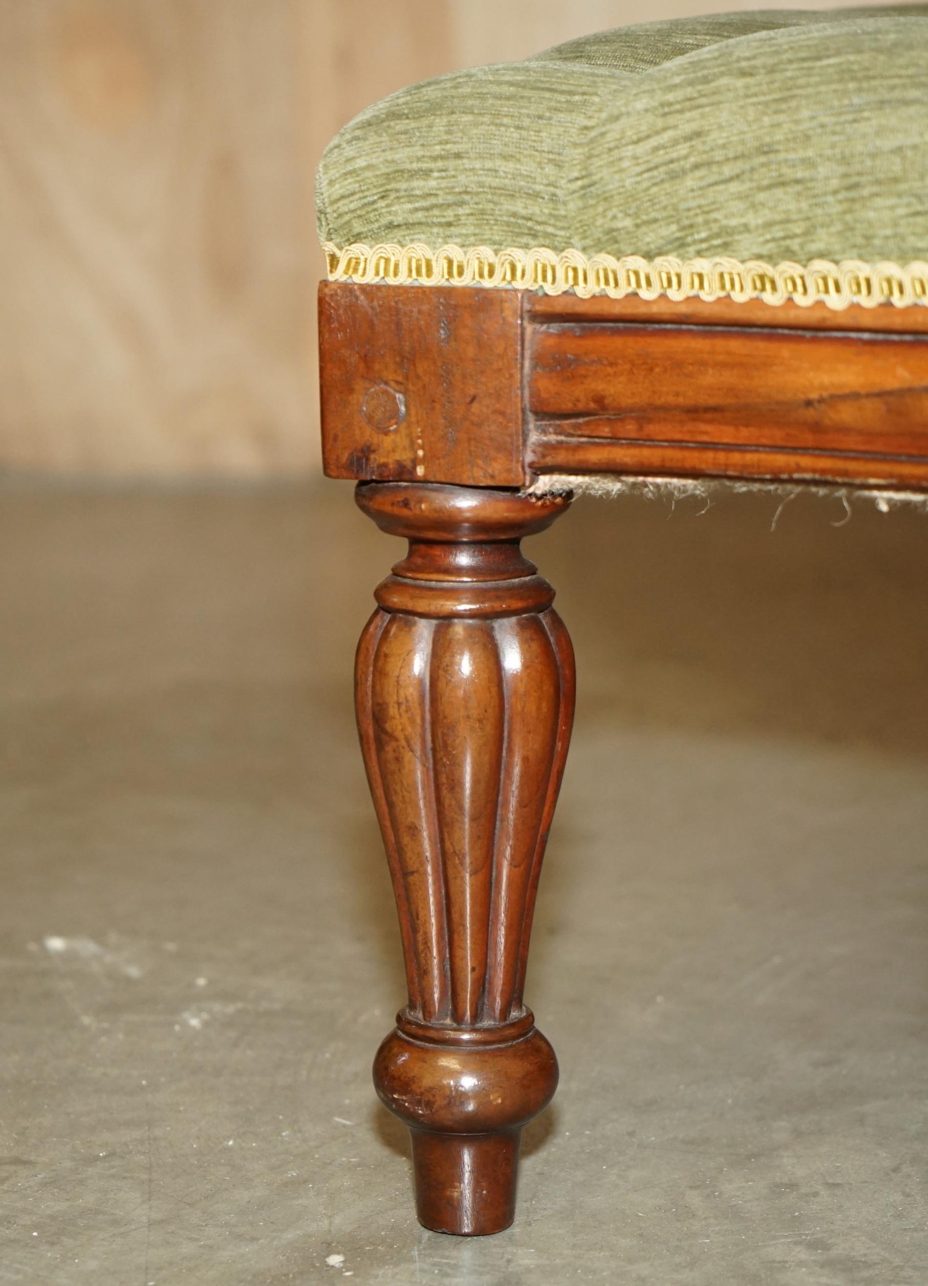 Fatto a mano ViNTAGE STRUTTURA IN LEGNO DURO CON TELAIO VERDE VELOUR CHESTERFIELD TESSUTO GRANDI PIEDI OTTOMANO in vendita