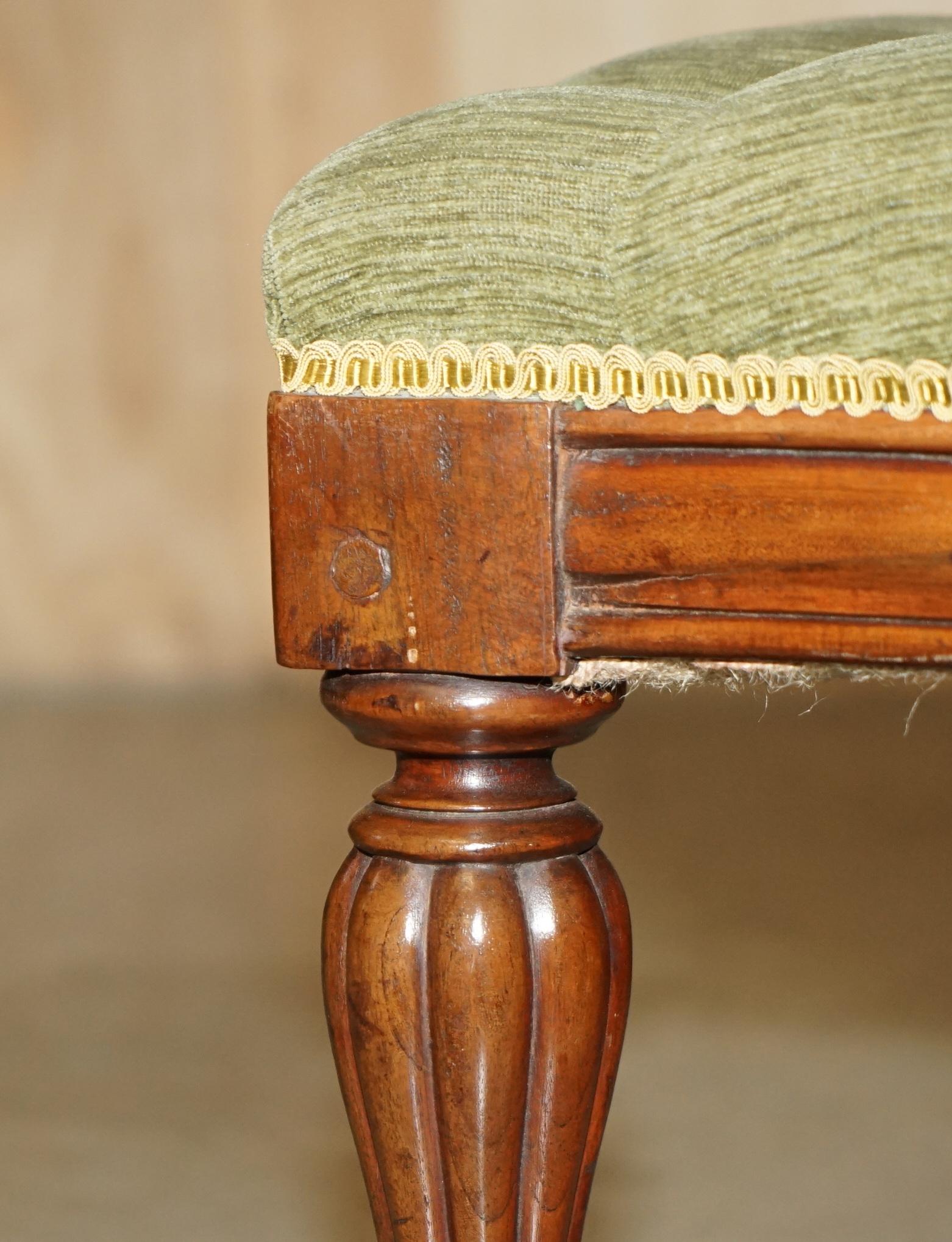 ViNTAGE STRUTTURA IN LEGNO DURO CON TELAIO VERDE VELOUR CHESTERFIELD TESSUTO GRANDI PIEDI OTTOMANO In condizioni buone in vendita a West Sussex, Pulborough