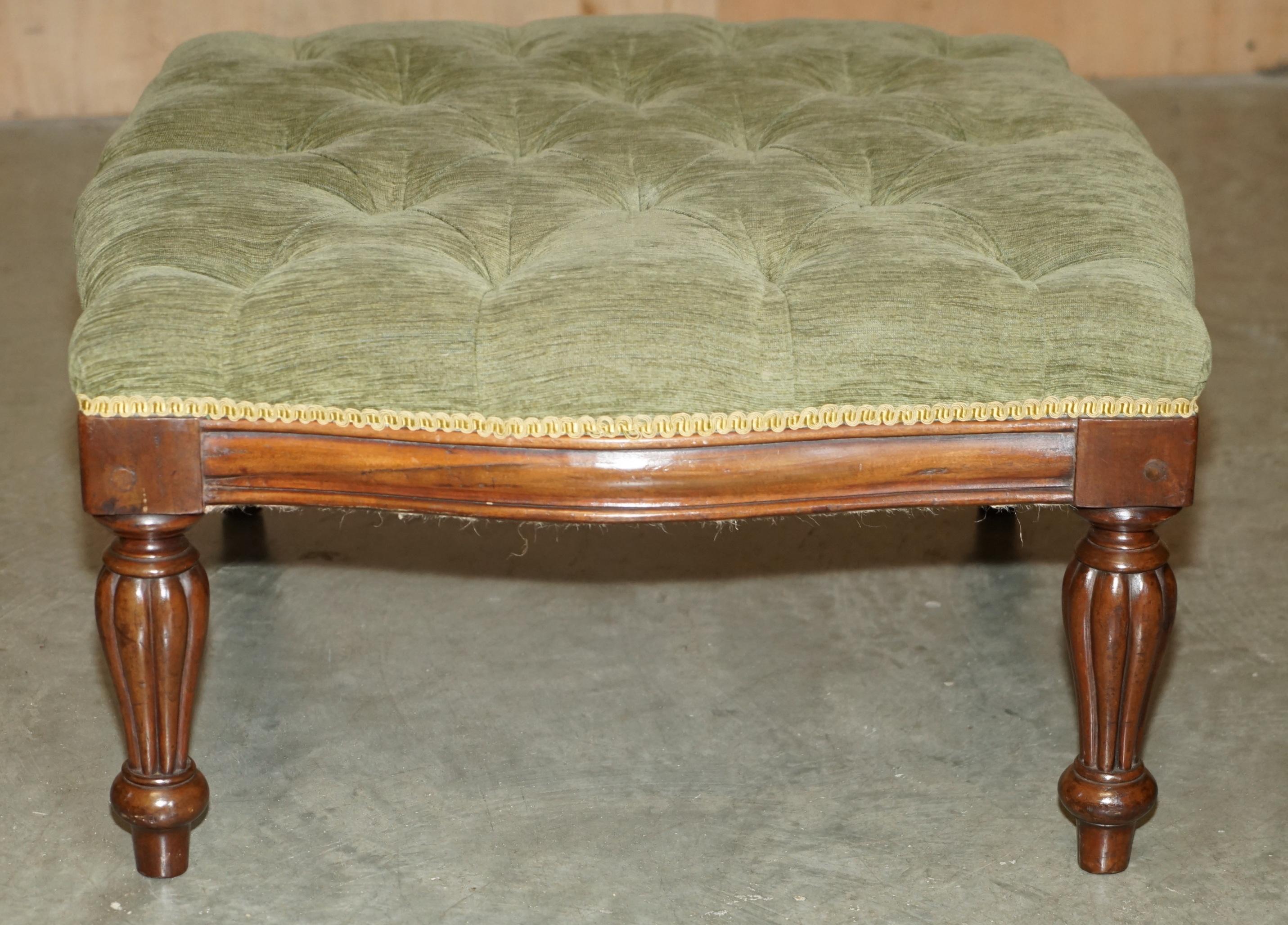 Tappezzeria ViNTAGE STRUTTURA IN LEGNO DURO CON TELAIO VERDE VELOUR CHESTERFIELD TESSUTO GRANDI PIEDI OTTOMANO in vendita