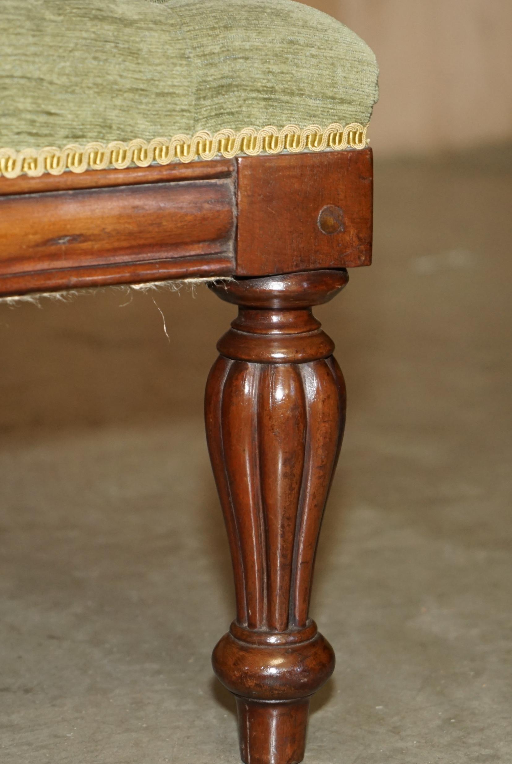 ViNTAGE STRUTTURA IN LEGNO DURO CON TELAIO VERDE VELOUR CHESTERFIELD TESSUTO GRANDI PIEDI OTTOMANO in vendita 1