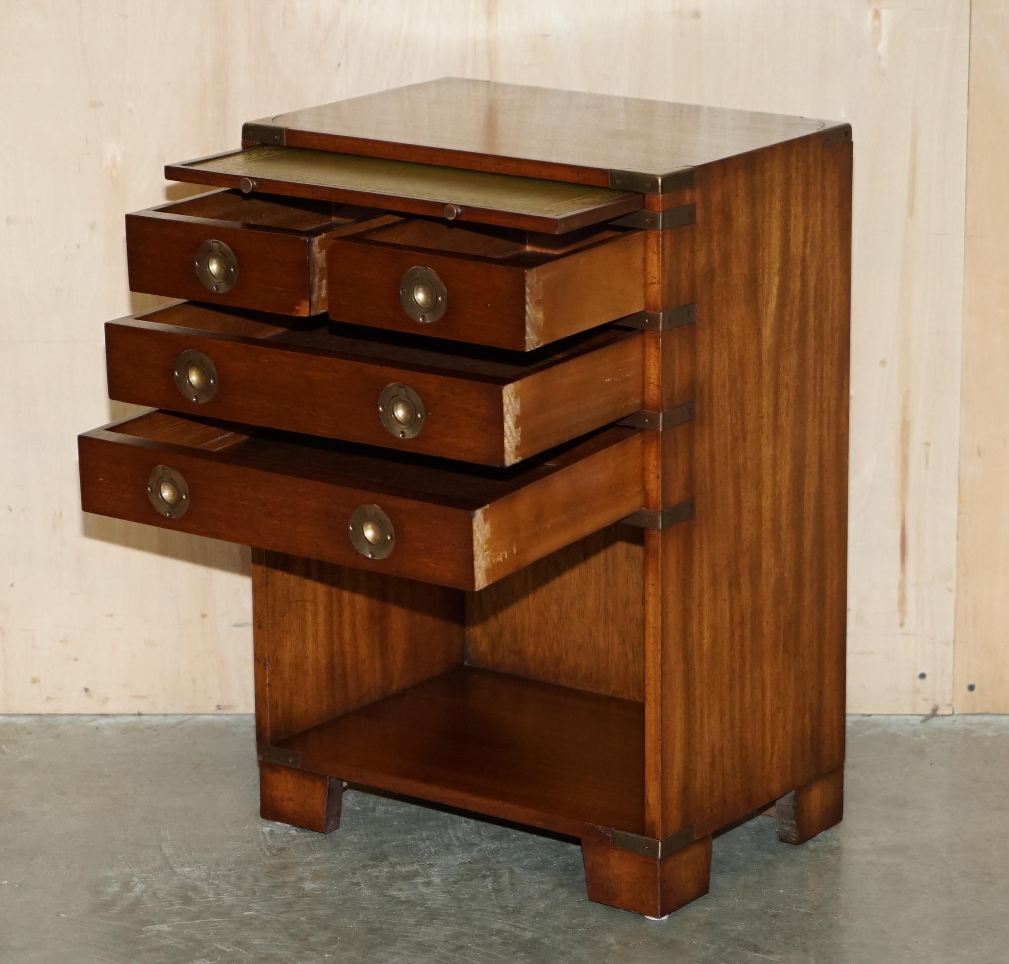 VINTAGE MESA LATERAL DE MADERA DURA Y CUERO VERDE DE CAMPAÑA MiLITARIA en venta 3