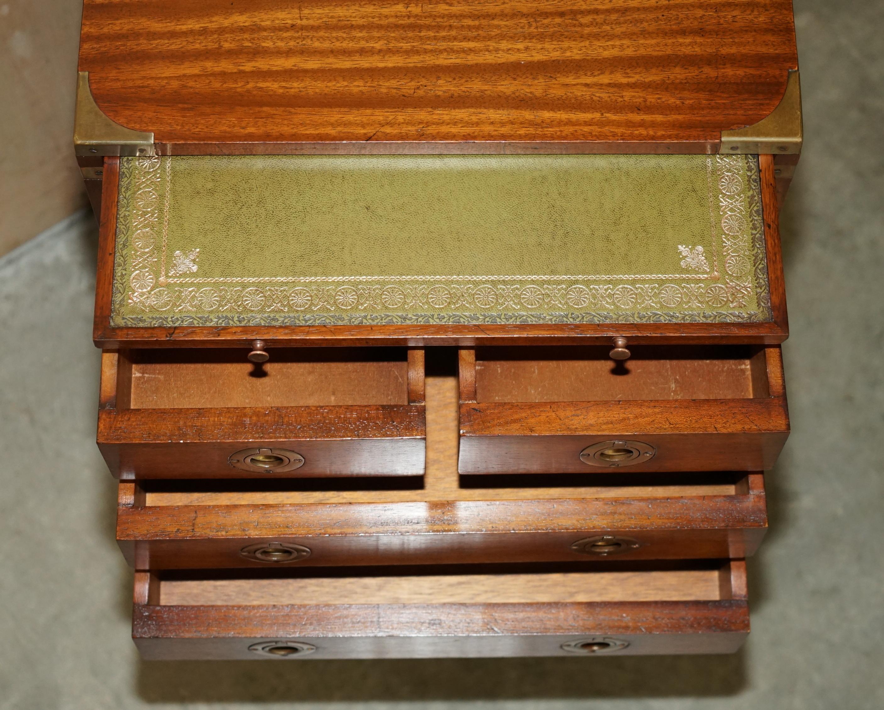 VINTAGE MESA LATERAL DE MADERA DURA Y CUERO VERDE DE CAMPAÑA MiLITARIA en venta 4