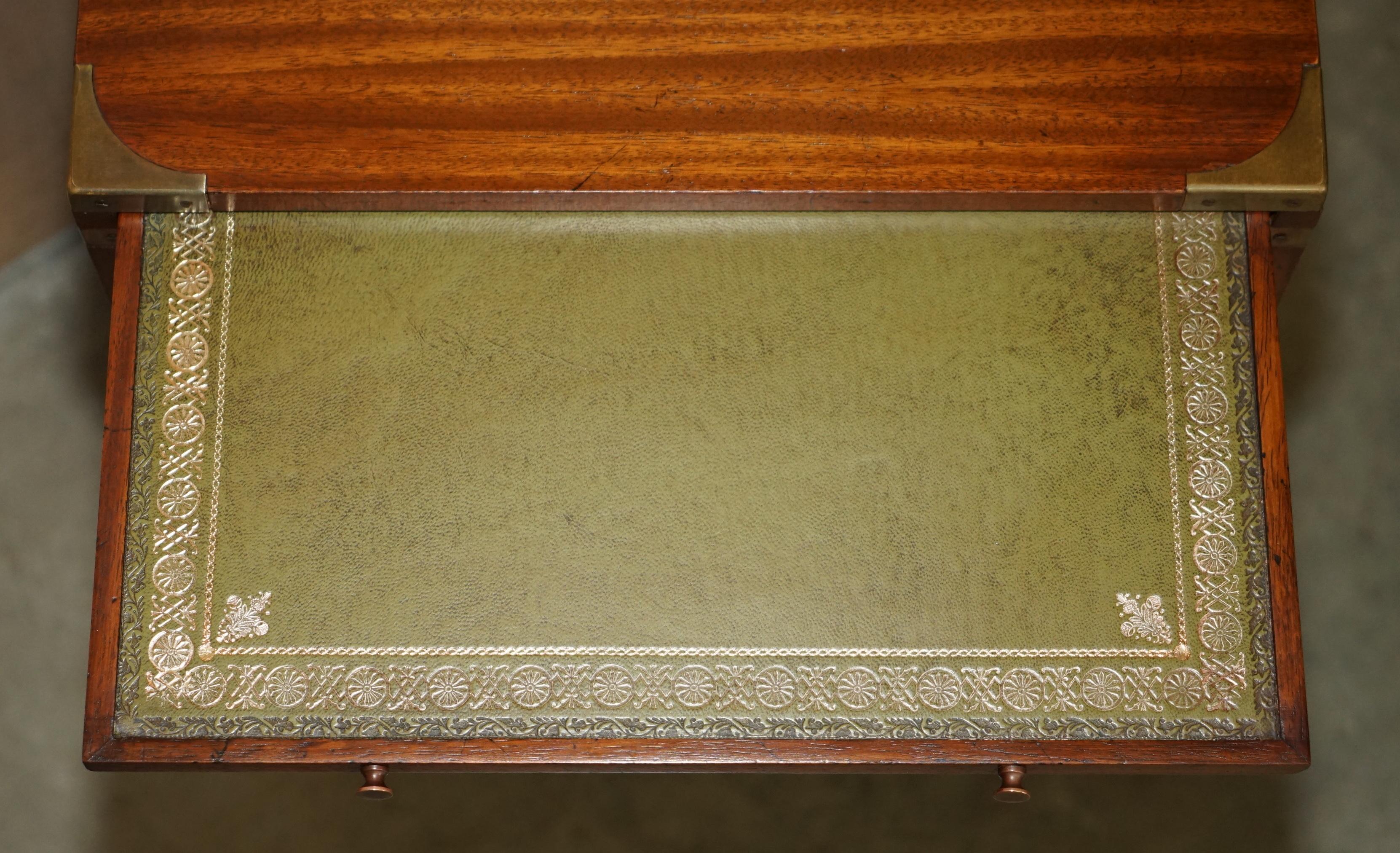 VINTAGE MESA LATERAL DE MADERA DURA Y CUERO VERDE DE CAMPAÑA MiLITARIA en venta 6