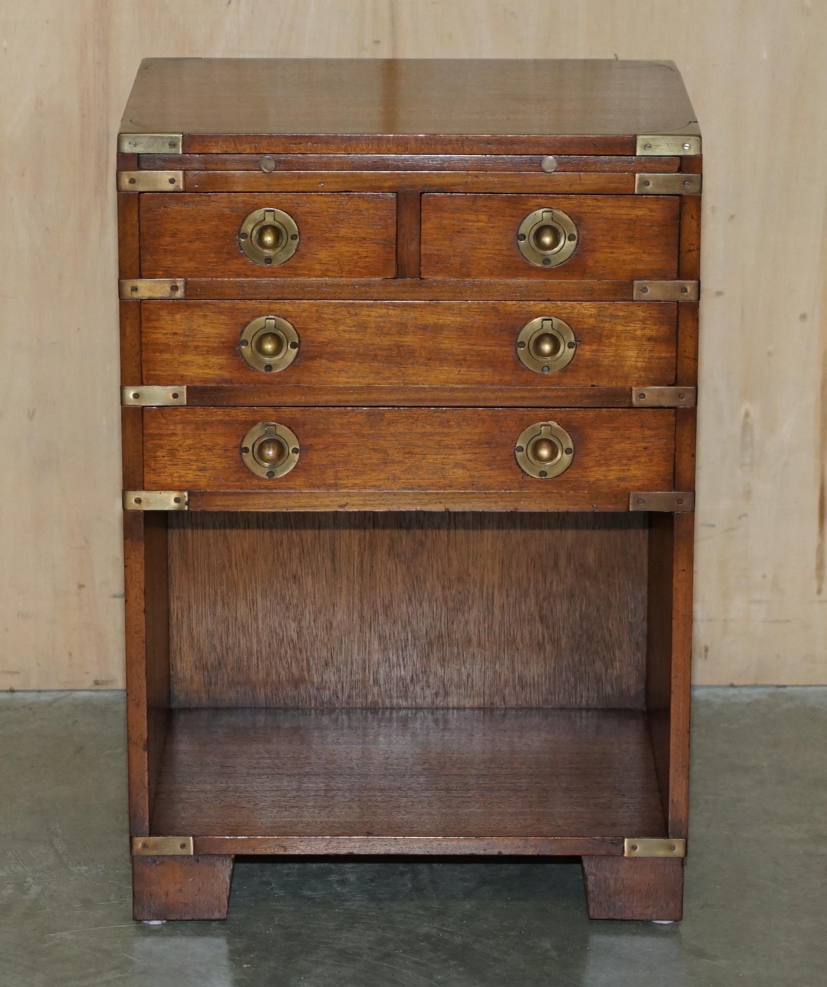 VINTAGE MESA LATERAL DE MADERA DURA Y CUERO VERDE DE CAMPAÑA MiLITARIA Campaña en venta