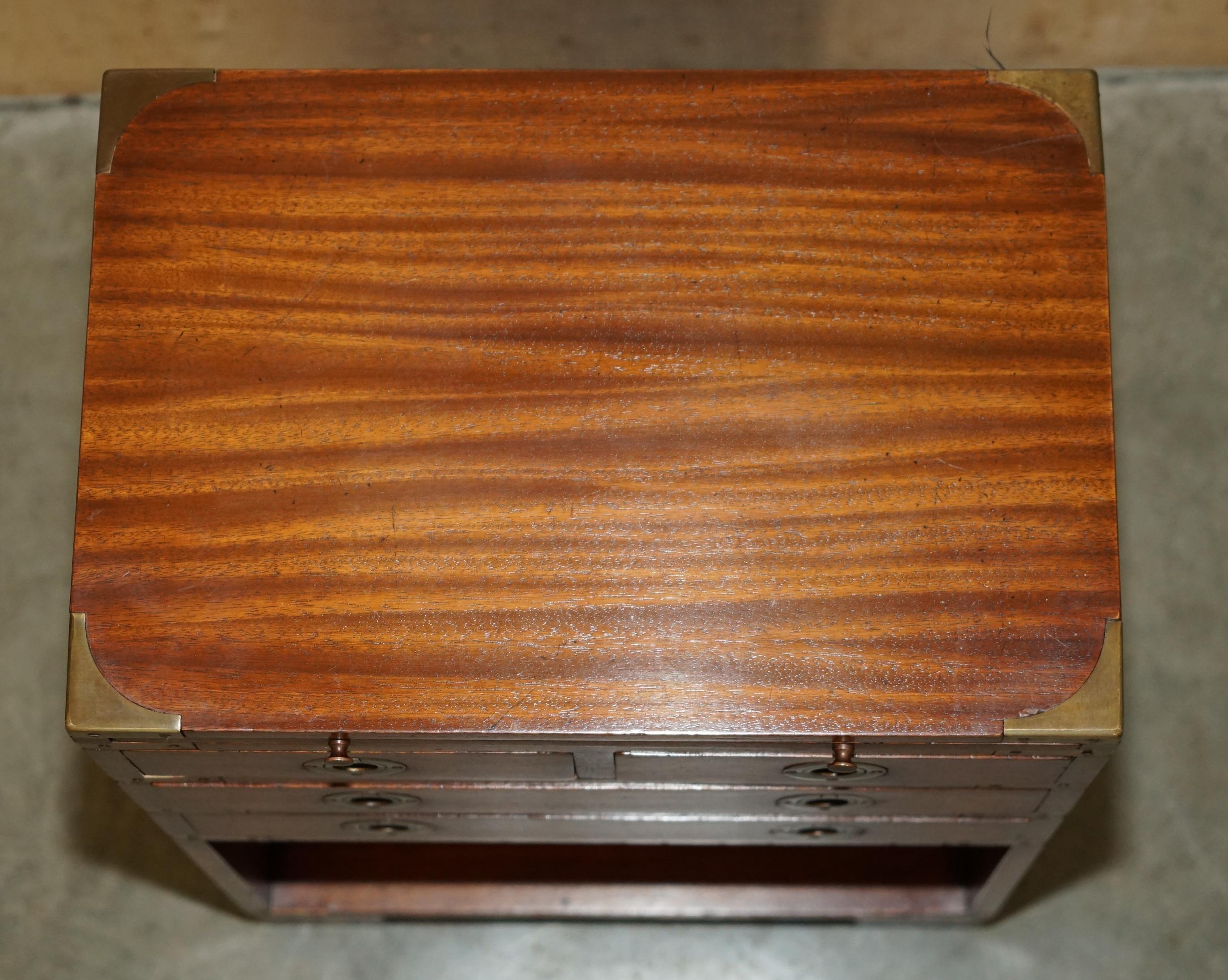 VINTAGE MESA LATERAL DE MADERA DURA Y CUERO VERDE DE CAMPAÑA MiLITARIA Inglés en venta