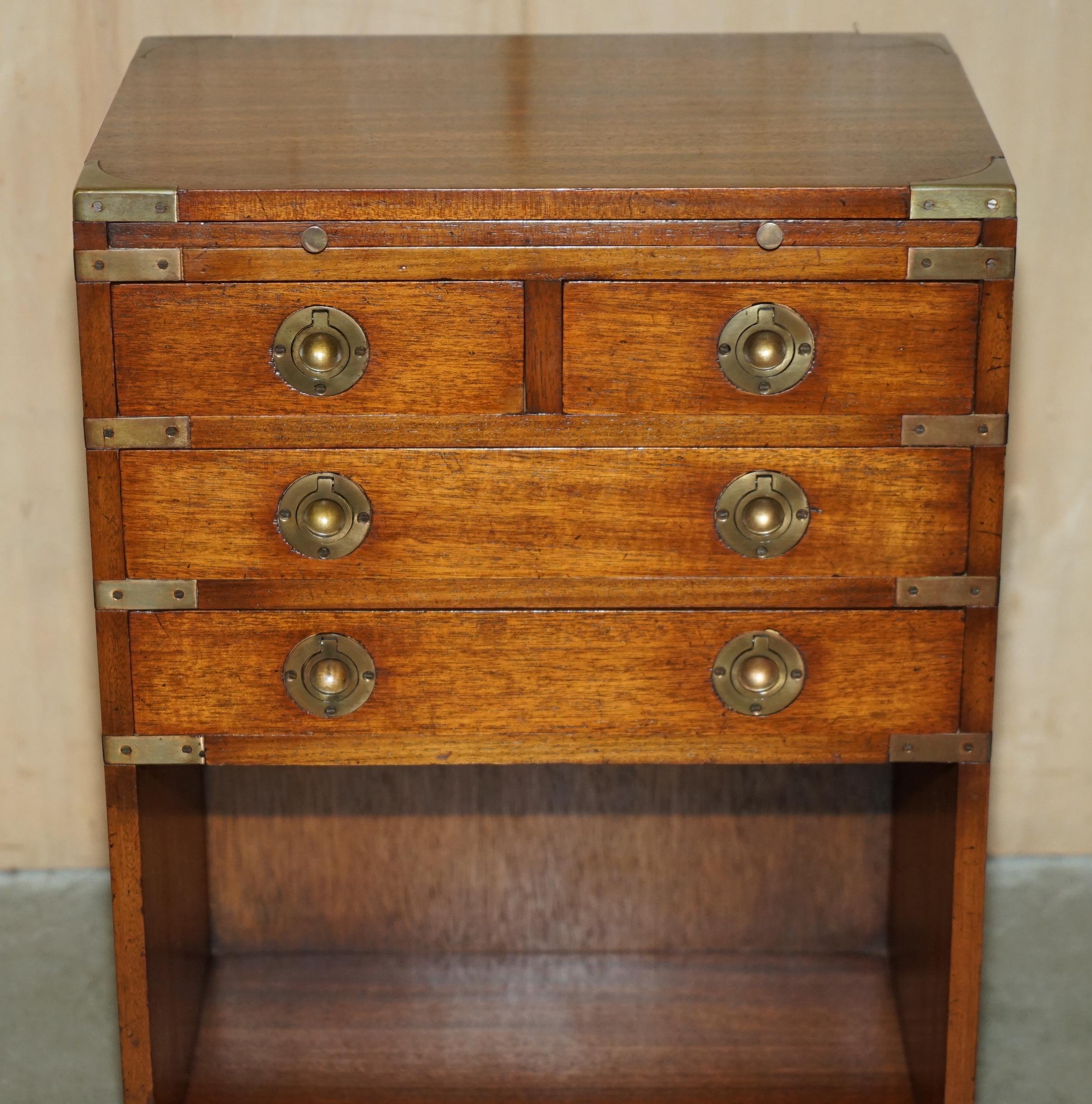 VINTAGE MESA LATERAL DE MADERA DURA Y CUERO VERDE DE CAMPAÑA MiLITARIA Hecho a mano en venta