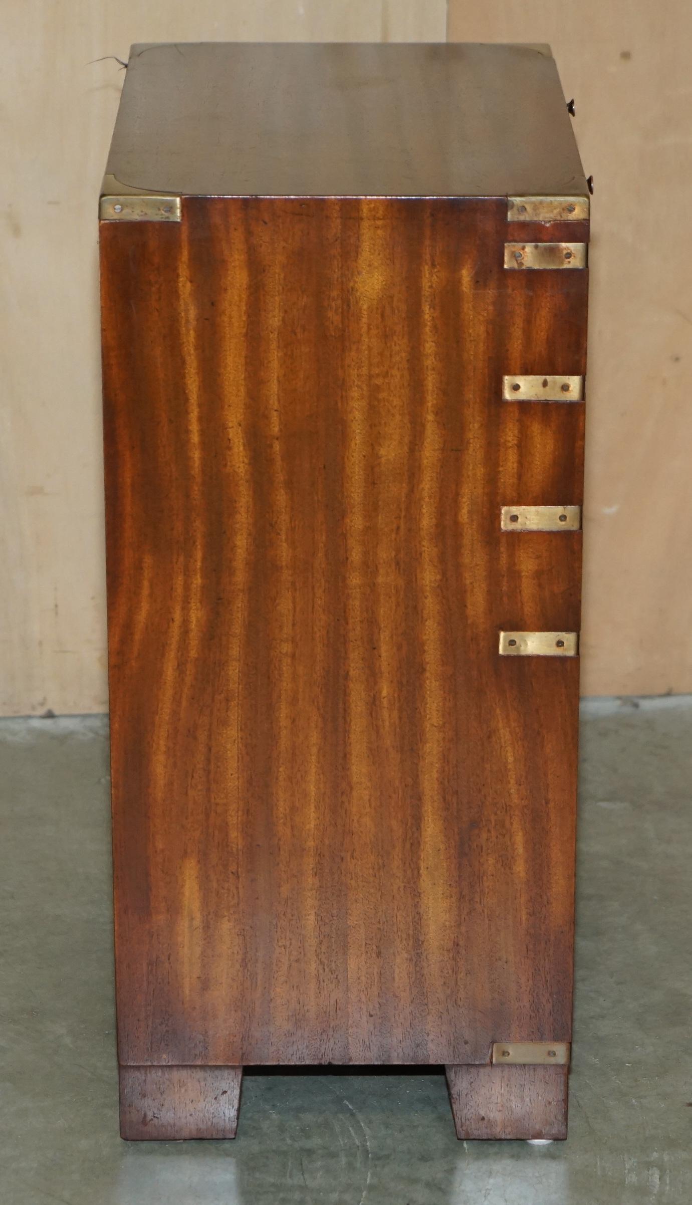 VINTAGE MESA LATERAL DE MADERA DURA Y CUERO VERDE DE CAMPAÑA MiLITARIA Latón en venta