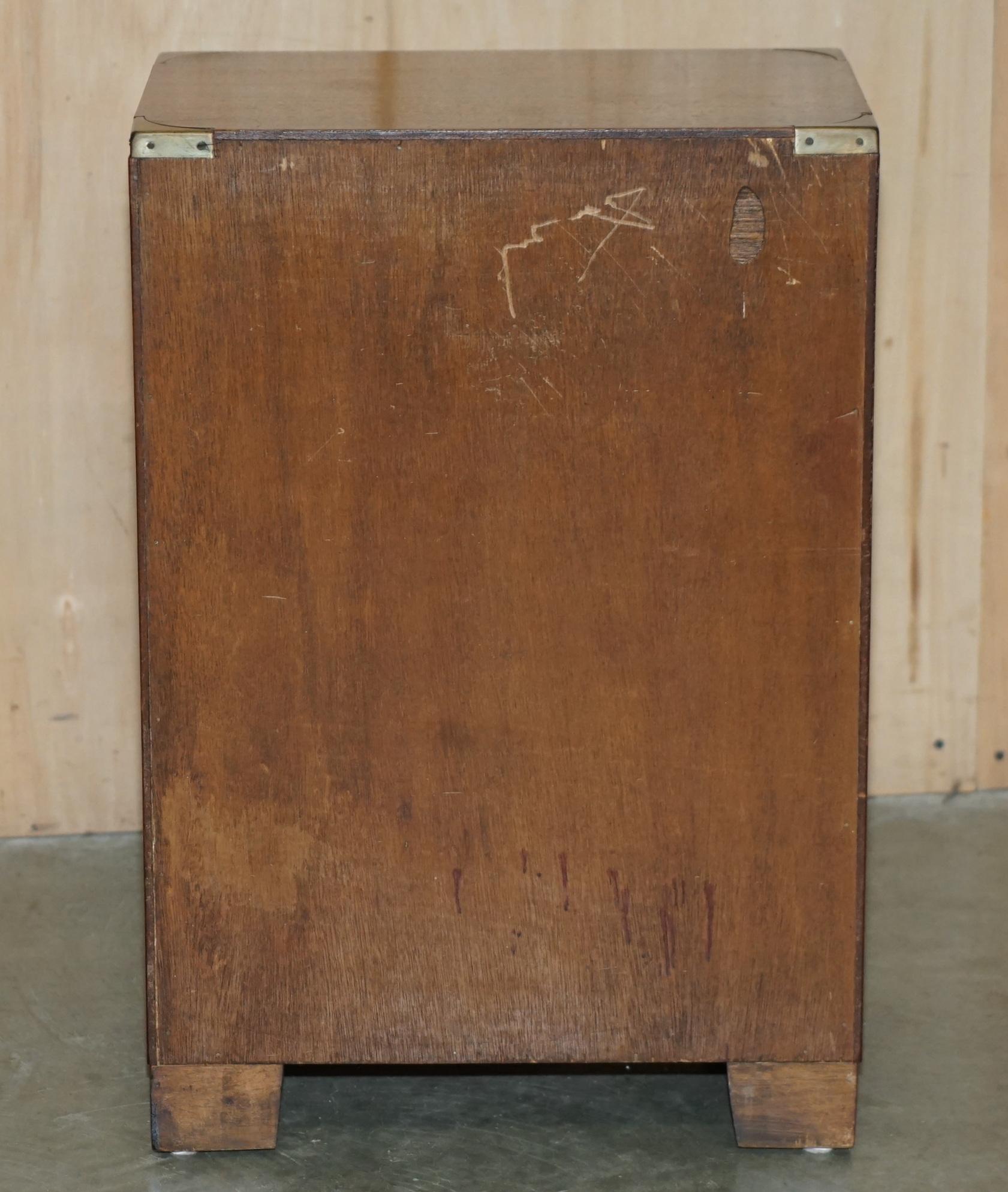 VINTAGE MESA LATERAL DE MADERA DURA Y CUERO VERDE DE CAMPAÑA MiLITARIA en venta 1