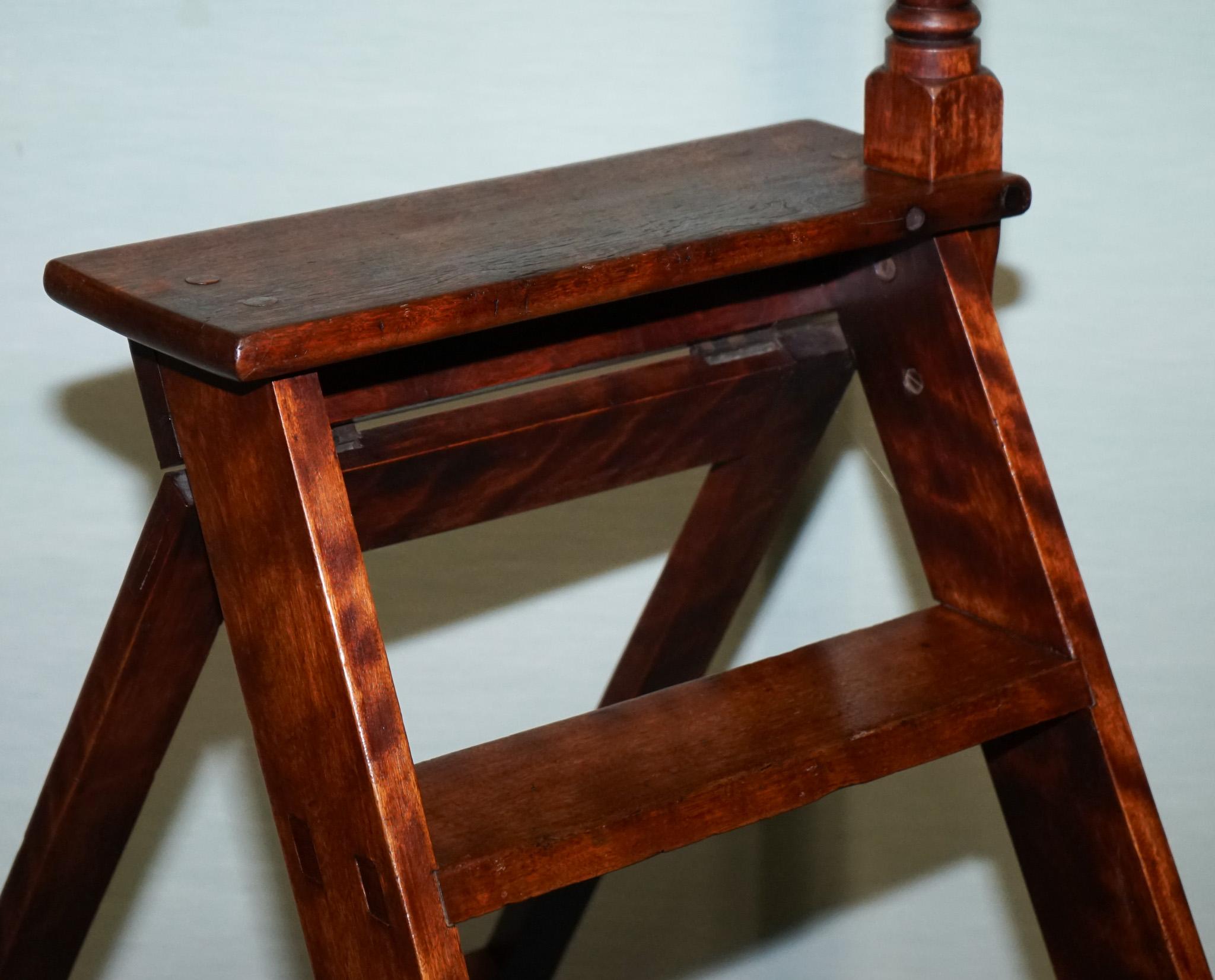 VINTAGE HARDWOOD LIBRARY LADDER FOLDING STEP STOOL WiTH TURNED POLE HANDLE In Good Condition For Sale In Pulborough, GB