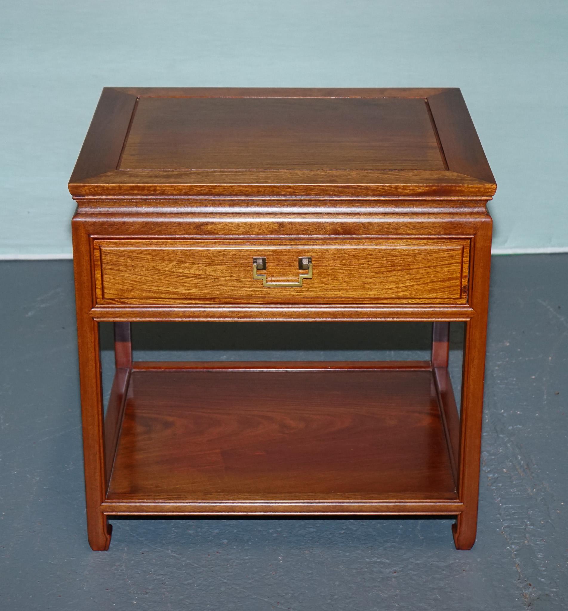 
Antiquitäten aus London



Dieser moderne Beistelltisch im Vintage-Stil aus der Mitte des Jahrhunderts verbindet zeitlose Eleganz mit praktischem Stauraum. Aus massivem Hartholz gefertigt und in einem warmen, handpolierten Farbton lackiert,