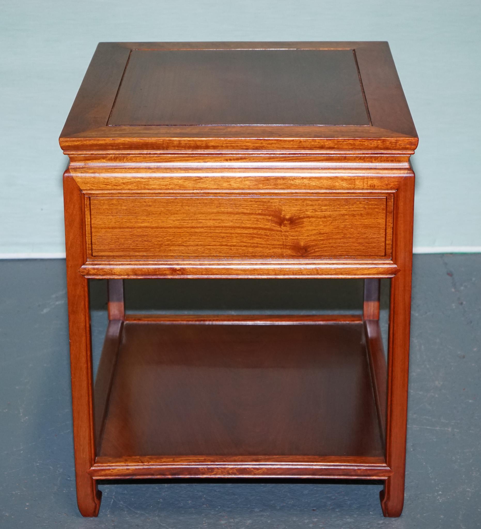 VINTAGE HARDWOOD MiD CENTURY SIDE TABLE WITH DRAWER AND SHELF (Handgefertigt) im Angebot
