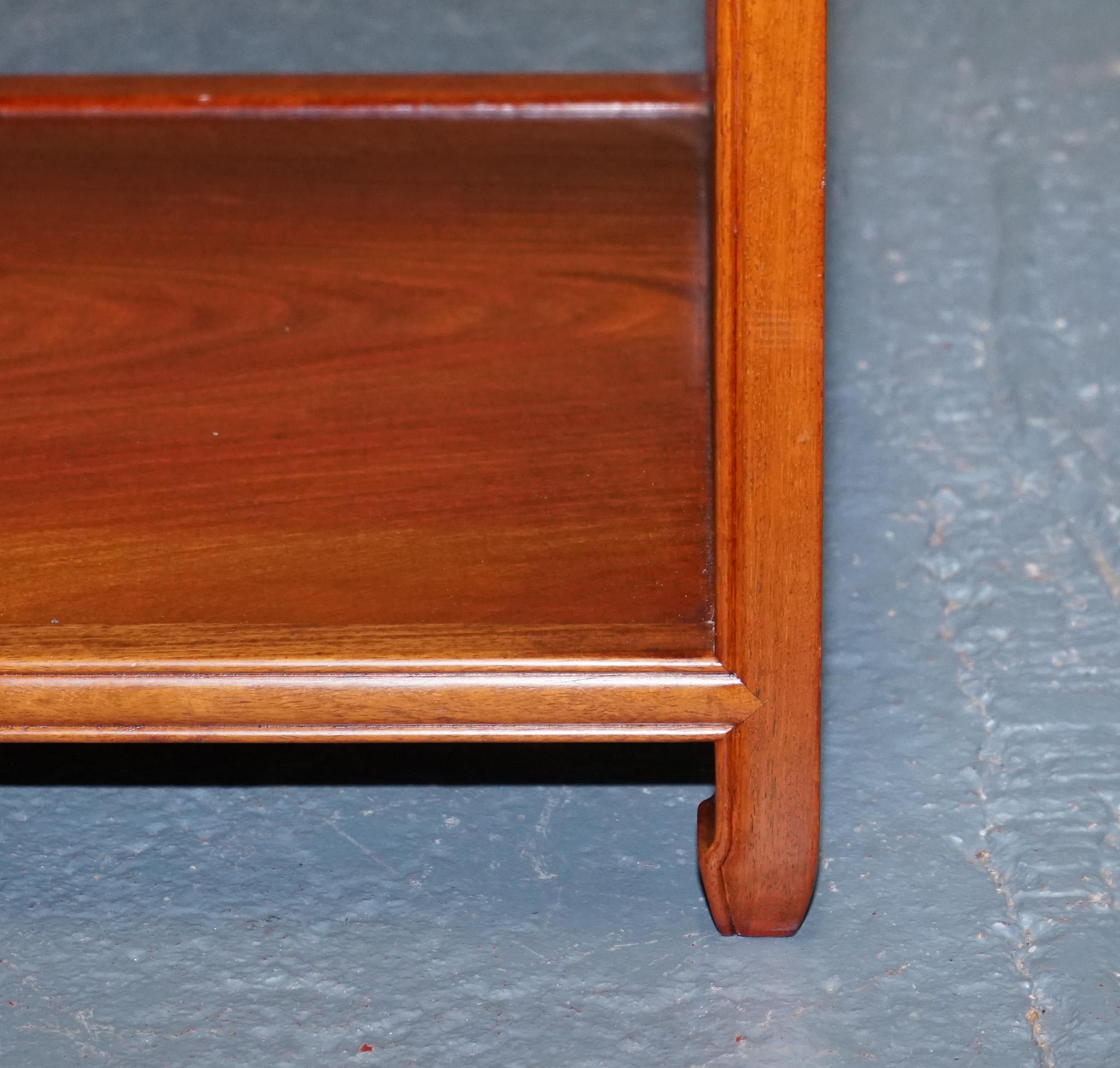 VINTAGE HARDWOOD MiD CENTURY SIDE TABLE WITH DRAWER AND SHELF (20. Jahrhundert) im Angebot