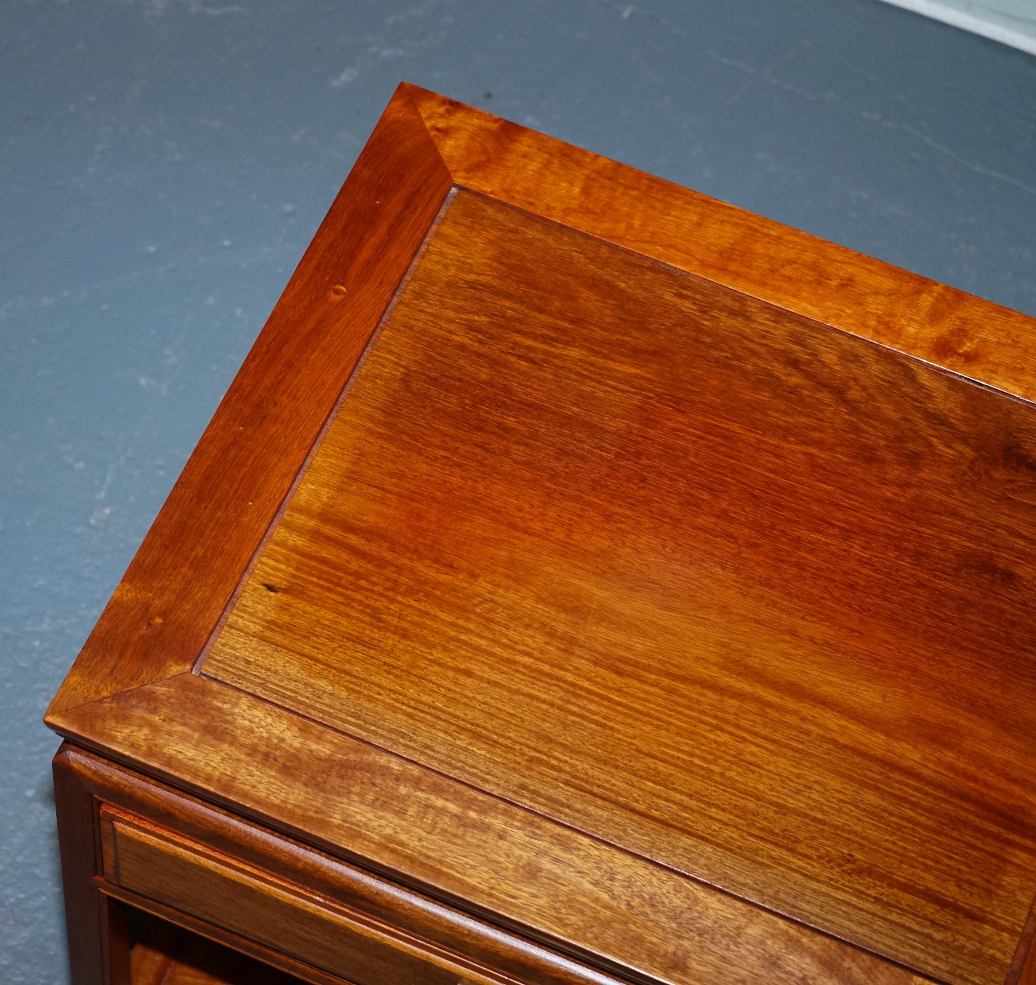 VINTAGE HARDWOOD MiD CENTURY SIDE TABLE WITH DRAWER AND SHELF im Angebot 2