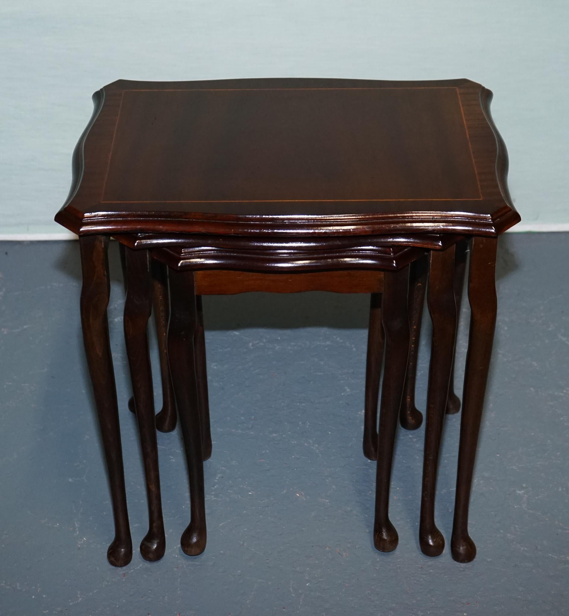 Britannique NEST DE TABLE EN BOIS DUR D'ORIGINE VINTAGE AVEC iNLAY QUEEN ANNE STYLE en vente