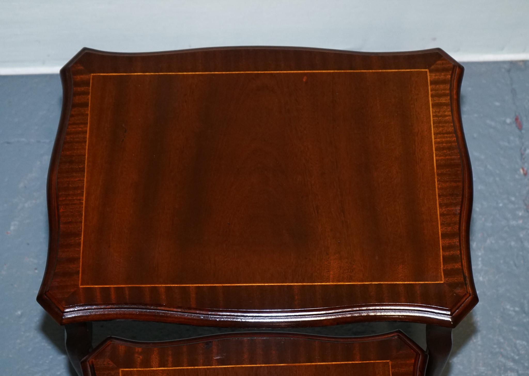 Fait main NEST DE TABLE EN BOIS DUR D'ORIGINE VINTAGE AVEC iNLAY QUEEN ANNE STYLE en vente