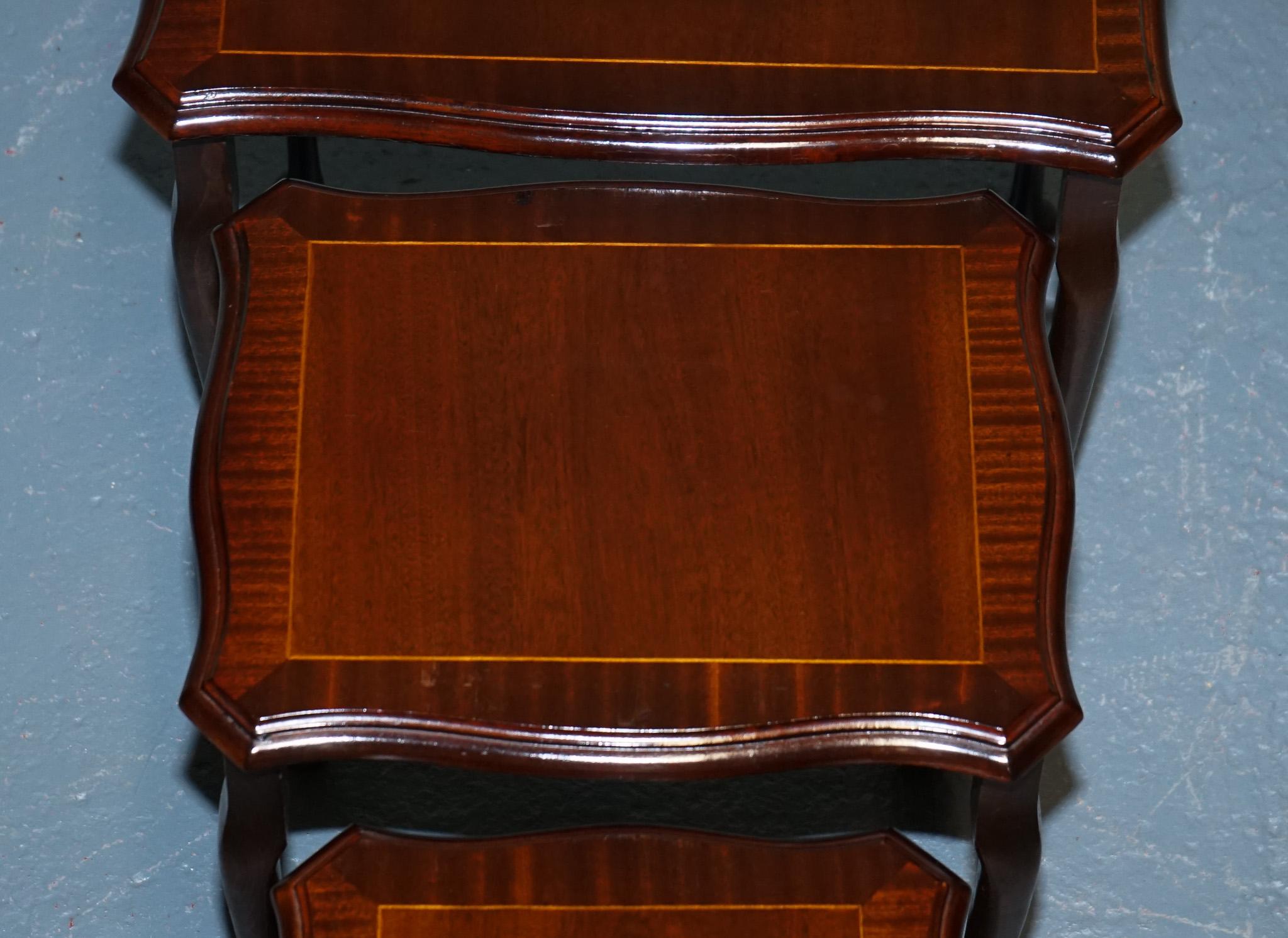 20ième siècle NEST DE TABLE EN BOIS DUR D'ORIGINE VINTAGE AVEC iNLAY QUEEN ANNE STYLE en vente