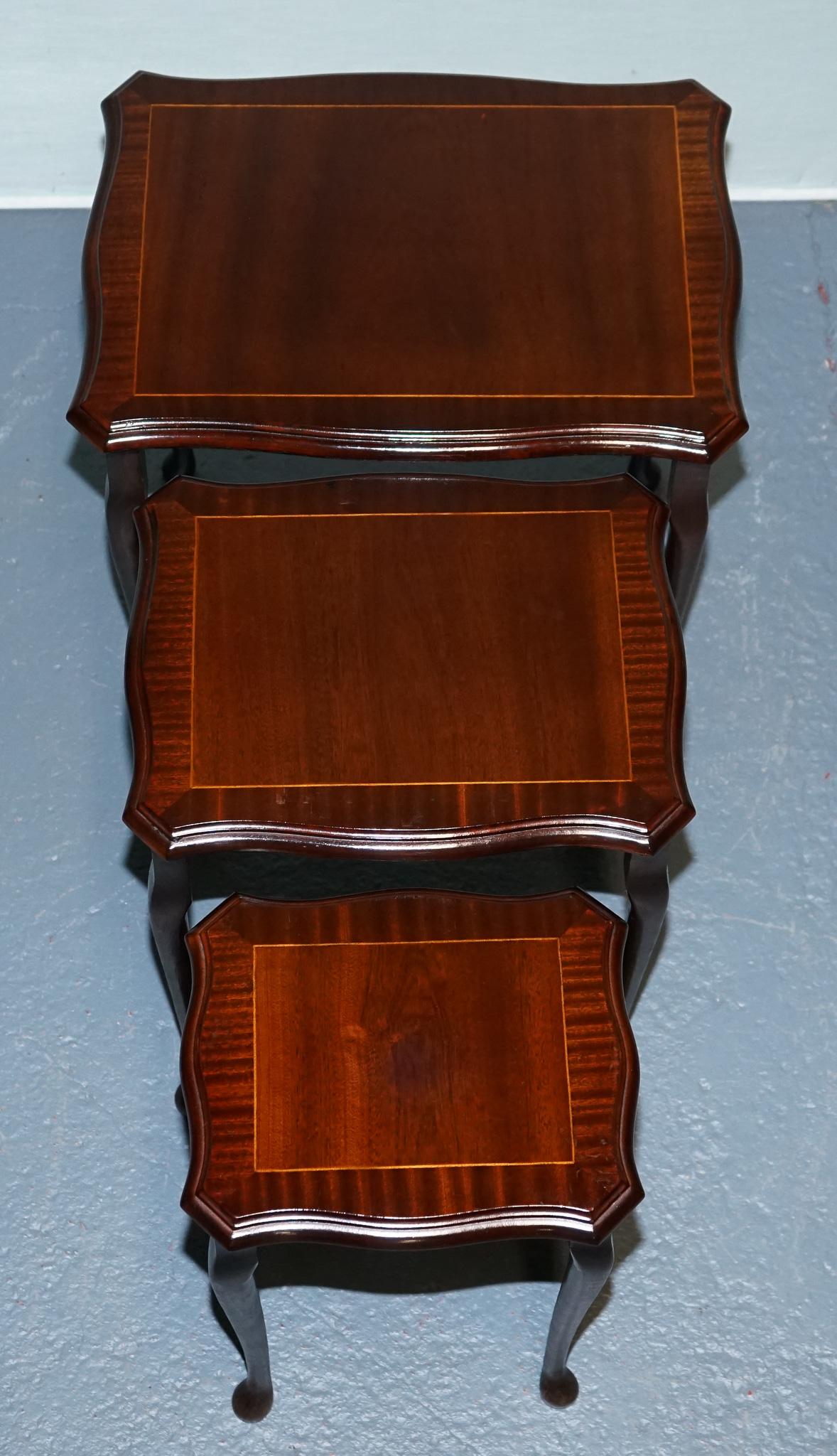 Bois de feuillus NEST DE TABLE EN BOIS DUR D'ORIGINE VINTAGE AVEC iNLAY QUEEN ANNE STYLE en vente