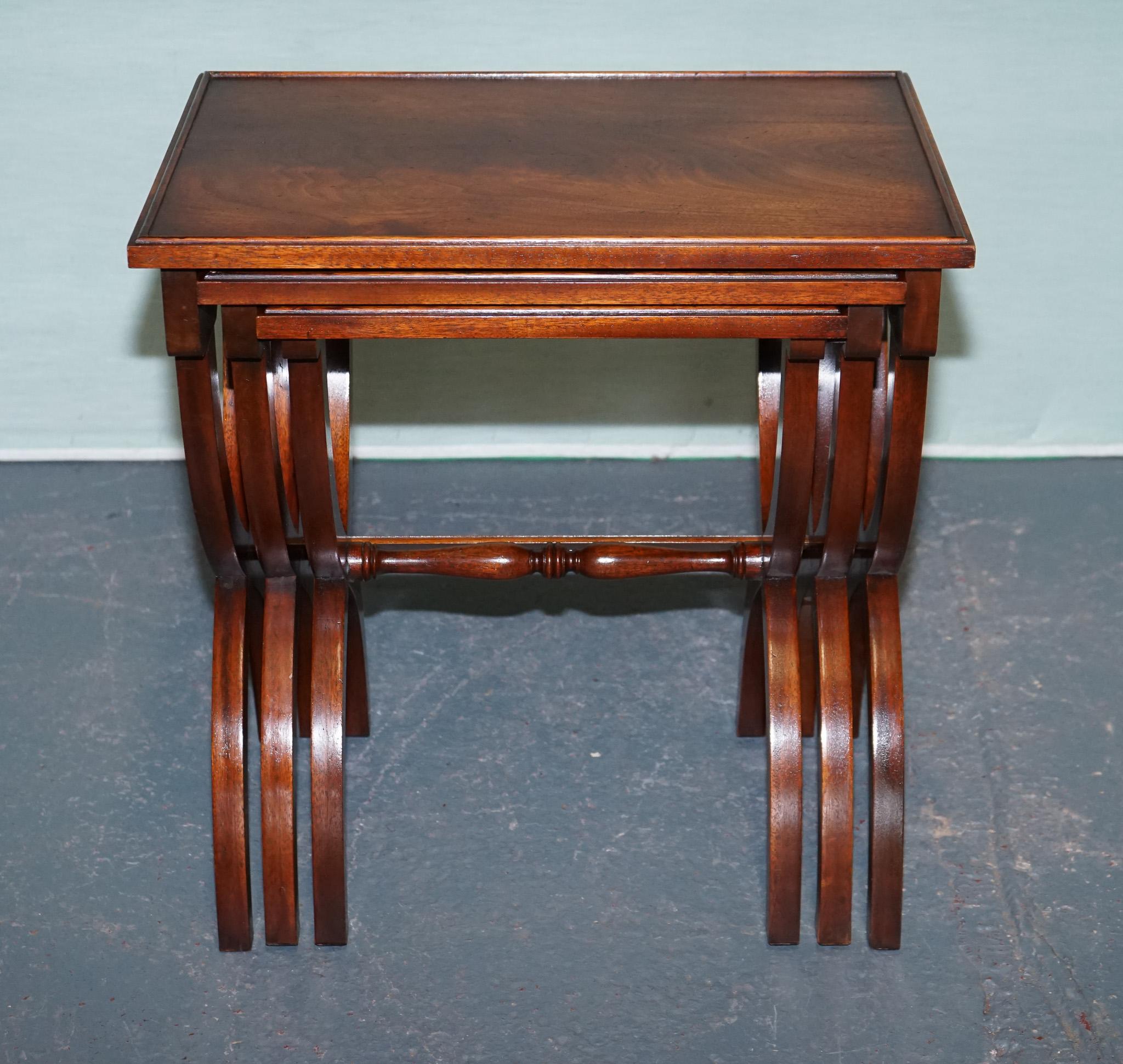 VINTAGE HARDWOOD NEST OF TABLES WiTH LYRE FORM LEGS (Britisch) im Angebot