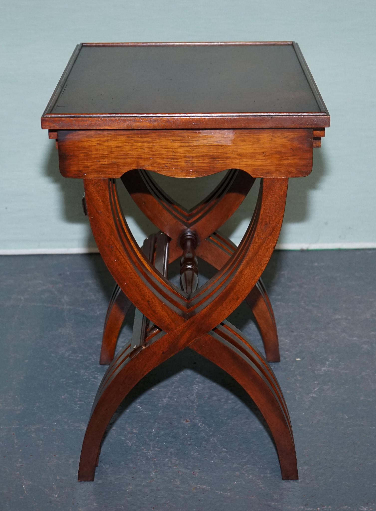 VINTAGE HARDWOOD NEST OF TABLES WiTH LYRE FORM LEGS (20. Jahrhundert) im Angebot