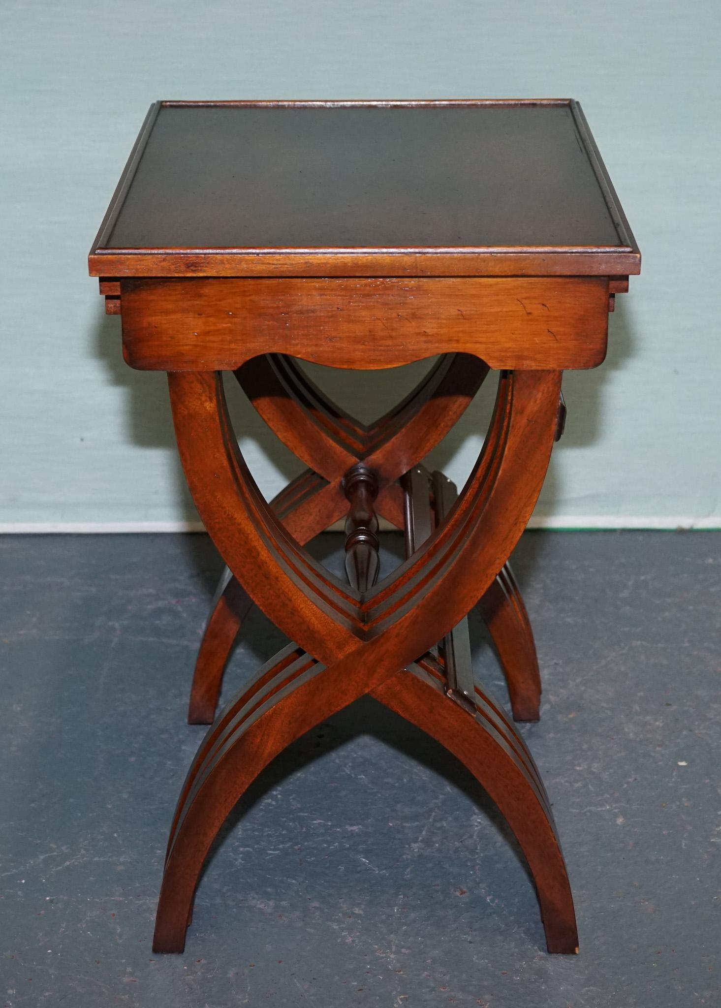VINTAGE HARDWOOD NEST OF TABLES WiTH LYRE FORM LEGS (Hartholz) im Angebot