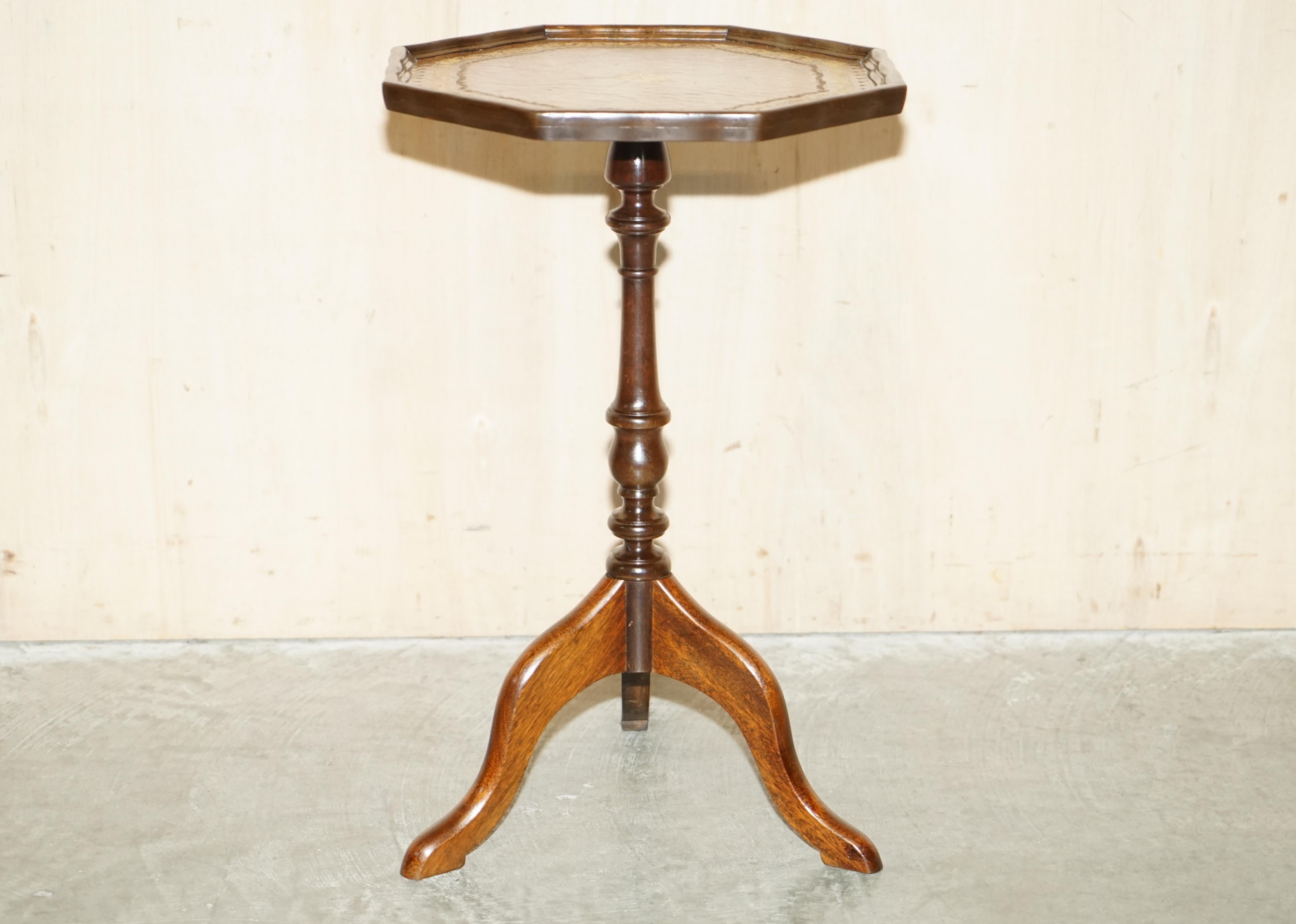 Nous sommes ravis de proposer à la vente cette très belle table tripode vintage Bevan Funnell en acajou et cuir marron avec un rare plateau octogonal.

Une pièce de belle apparence et de bonne facture, idéale pour une lampe ou un verre de vin avec