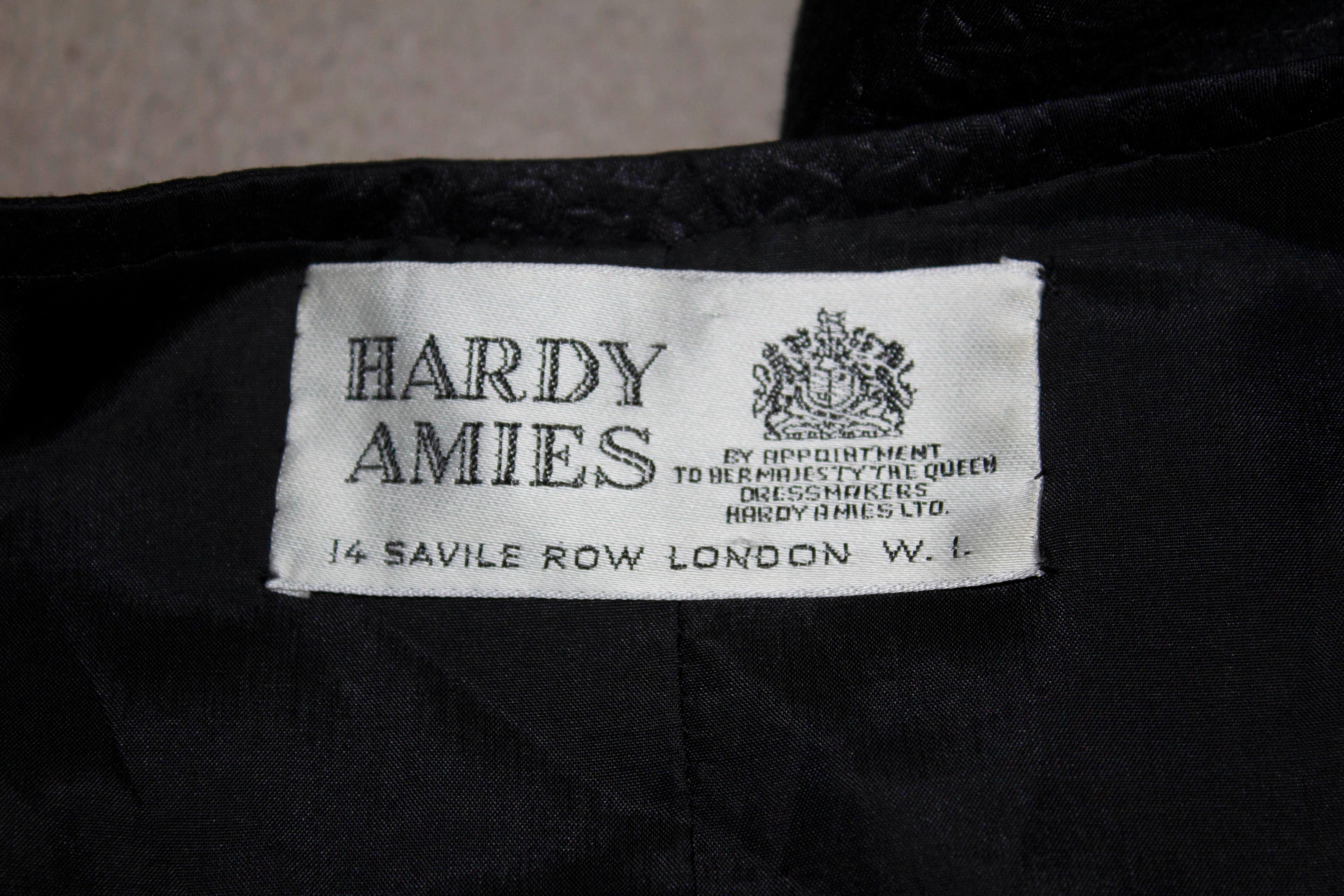Nero Abito vintage con gonna in seta nera di Hardy Amies  con le meravigliose maniche